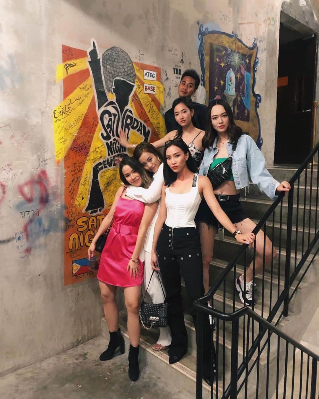 ソニアのインスタグラム：「When you are surrounded by beauty queens 👑 GIRLS NIGHT SUCCESS!! (and @joakimgomez was allowed to join, missing you @jermsng 🤣) . Congratulations on the grand opening last night @komasingapore! Looking forward to a proper dinner date there 🍣🥂 . Most pics from @chantelbaysy’s trusty iphone 🔥@mulberryengland @club21 #mulberrykeeley」