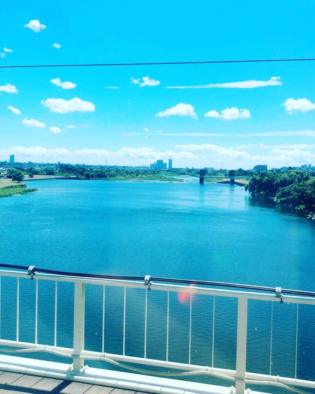 井上侑さんのインスタグラム写真 - (井上侑Instagram)「夏がきた〜🌻 いよいよ、本日、リリースライブ「夏空」でございます  めちゃんこ暑いですが、どうぞ水分補給たっぷりで、お気をつけていらしてくださいませ。 そうそう、でも夜は雨が降り始めそうですね、折り畳み傘かなにかあるとよさそうですぞ🐘💨 カップリング曲は、本日のライブから、初お披露目です。 8/17のチケットも今日から発売します！  あとは忘れ物はないかしら…👵💕 皆様のご来場、心よりお待ちしております。  #今朝の多摩川 #初めてアトリエで蛇に会いました😊 🙌 #river #sky #bluesky」7月26日 13時39分 - yuinouehappy