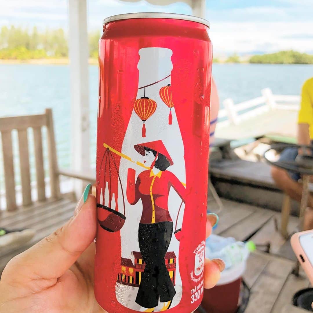マキ・コニクソンさんのインスタグラム写真 - (マキ・コニクソンInstagram)「Coca Cola in Vietnam 🇻🇳 可愛い！可愛い！可愛い！ #旅のおすそ分け🤙🏼 #ホイアンのおすそ分け🇻🇳#ベトナムバージョンのコーラ」7月26日 13時58分 - makikonikson