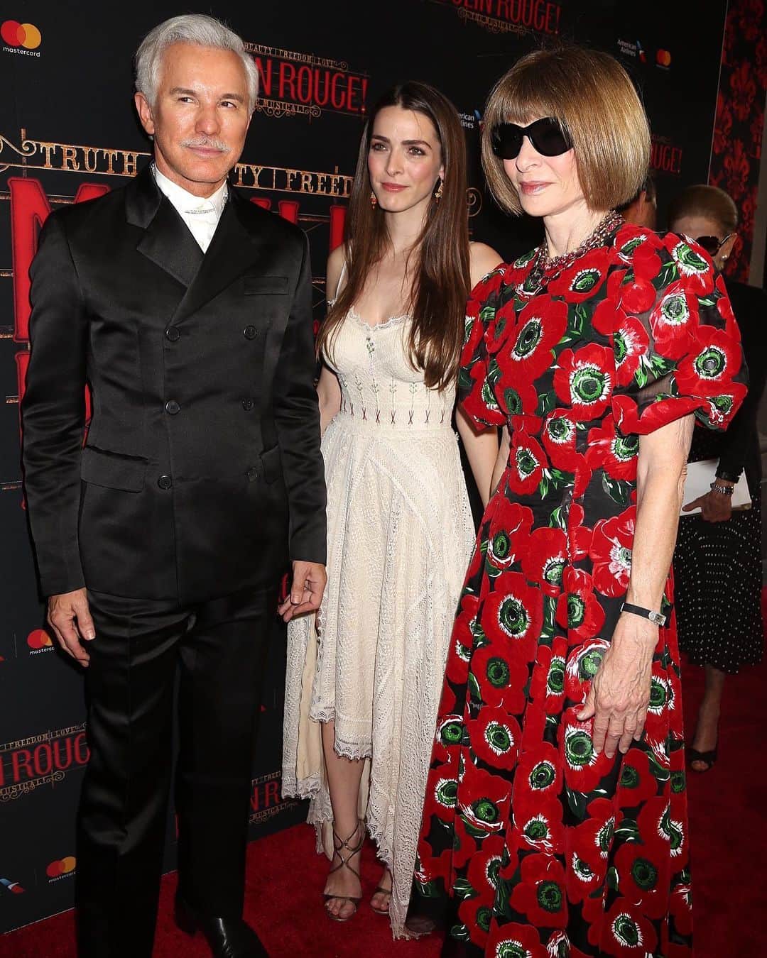 Just Jaredさんのインスタグラム写真 - (Just JaredInstagram)「“Moulin Rouge” movie director @bazluhrmann was joined by Vogue’s Anna Wintour and lots of stars at the opening night of @moulinrougebway! #BazLuhrmann #AnnaWintour #BeeShaffer #BillyEichner #LinManuelMiranda #StephanieStyles #BernadettePeters #JordanRoth #MoulinRouge Photos: INSTAR, WENN」7月26日 13時59分 - justjared