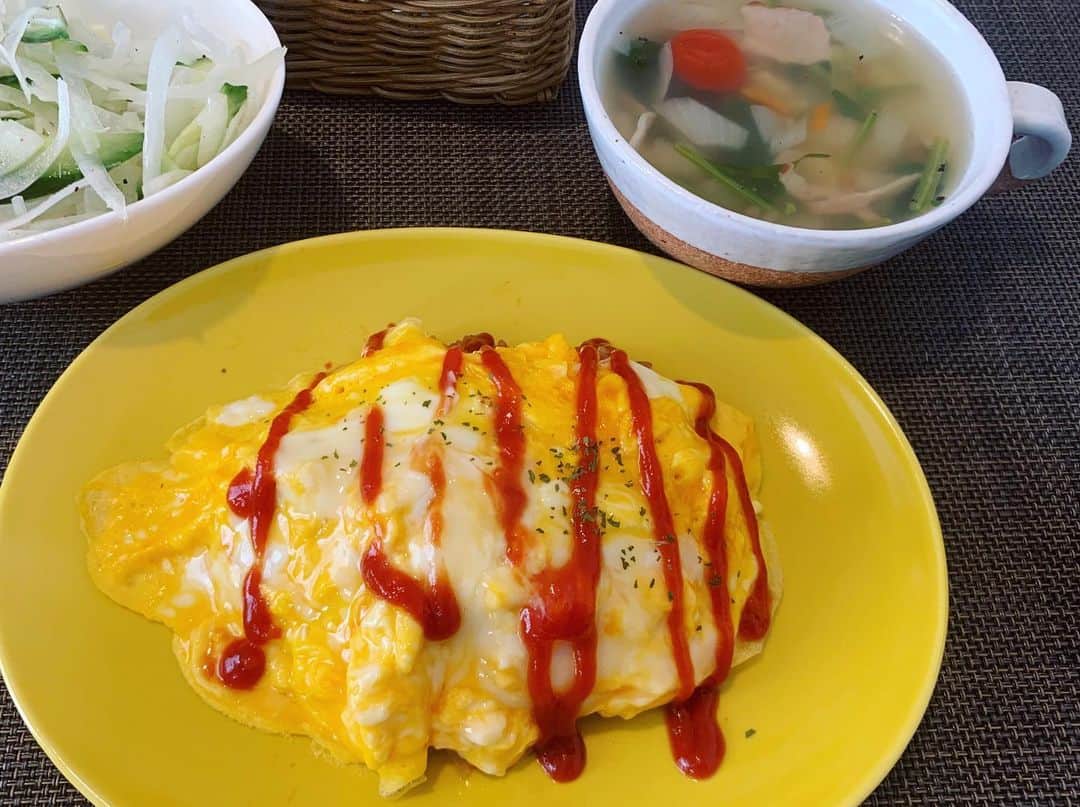 三倉茉奈さんのインスタグラム写真 - (三倉茉奈Instagram)「ランチに作ったオムライス。 黄色に黄色になってしまった笑 #lunch #cooking #オムライス」7月26日 13時53分 - mana_mikura_official