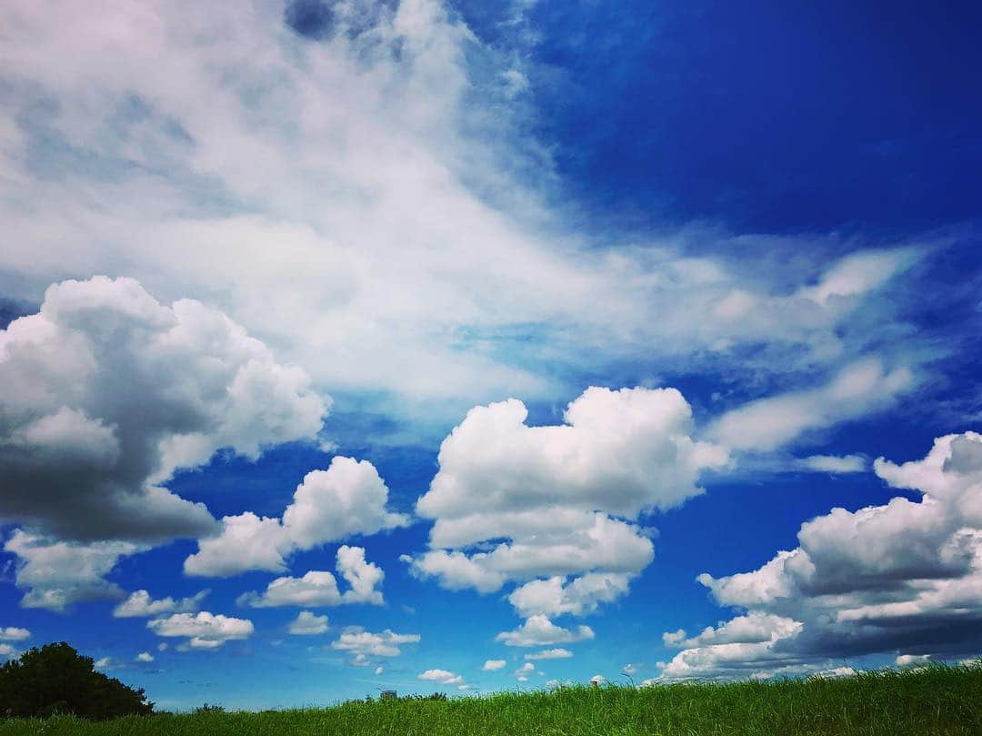 伊東秀和さんのインスタグラム写真 - (伊東秀和Instagram)「夏が到来🌈 今日は午前中から驚きの暑さ☀️気温も急上昇⤴️💦 この暑さを受け入れて、令和初めての夏を楽しもう😁 #夏 #猛暑 #到来 #太陽 #空 #雲 #令和 #enjoy #japan」7月26日 13時55分 - hide9a2019