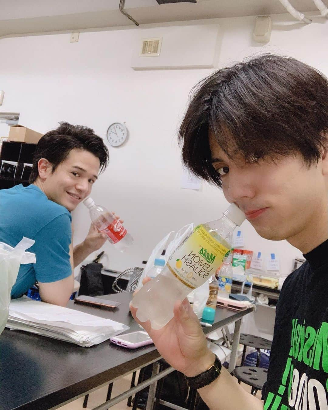 遠山裕介さんのインスタグラム写真 - (遠山裕介Instagram)「こんな暑い日は炭酸ですな♬  H12ぶりの田村良太くん(*^ω^*) 本日もフリーダカーロの稽古中！  #フリーダカーロ  #田村良太」7月26日 14時07分 - tohyamayusuke