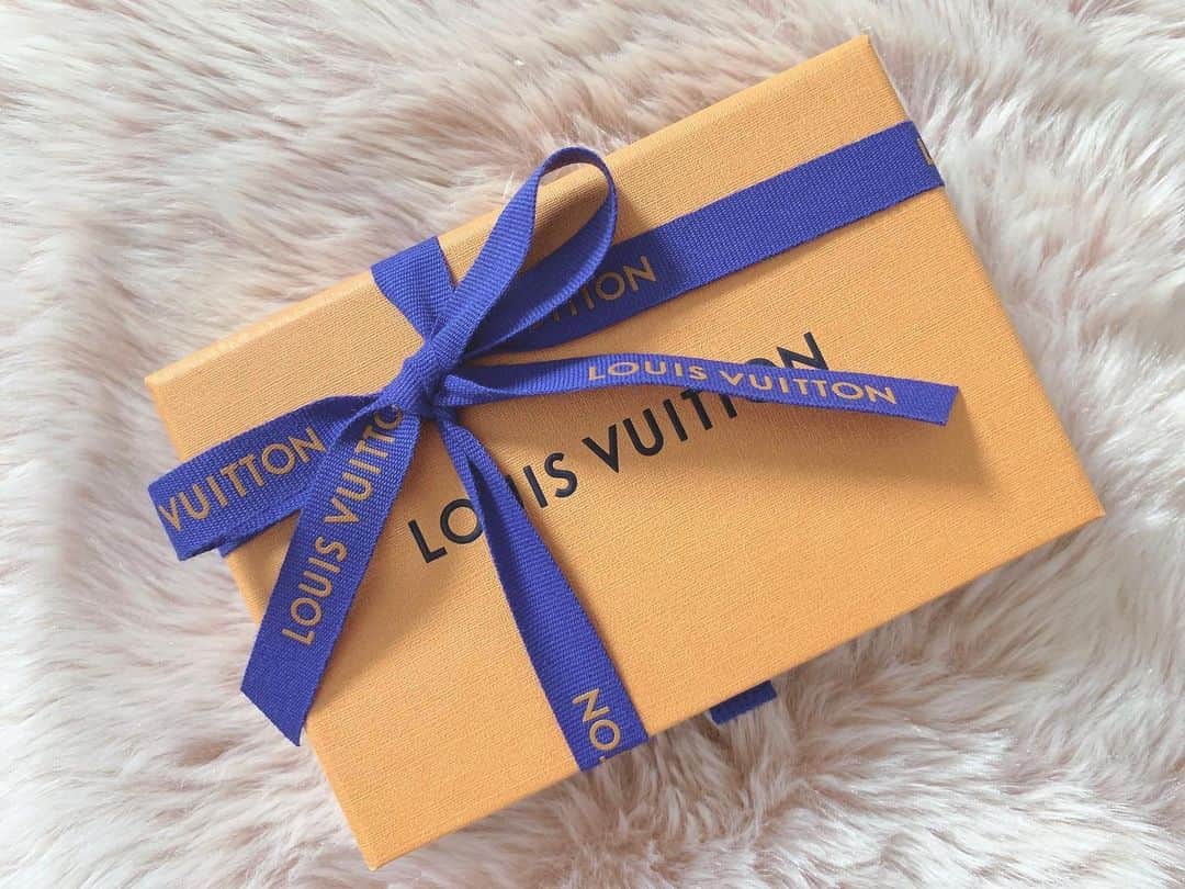 のインスタグラム：「.﻿ 誕生日プレゼントに﻿ VUITTONのキーケースを﻿ いただきました🔑💗﻿ .﻿ .﻿ かわいい🥺 大切に使います☺️✨﻿ .﻿ .﻿ #誕生日プレゼント #VUITTON﻿ #ヴィトン #キーケース﻿」