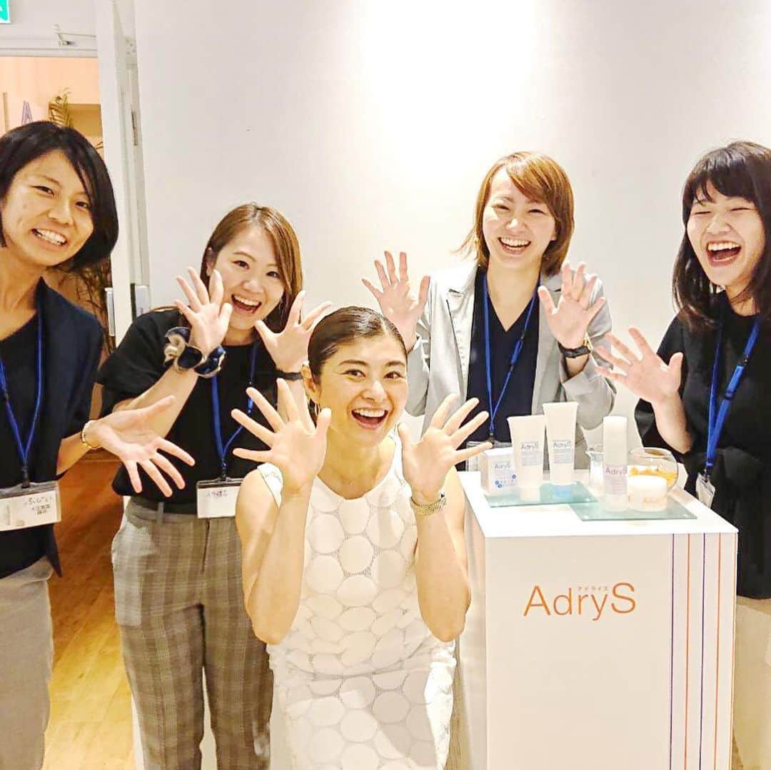 間々田佳子のインスタグラム：「大正製薬さん 5月新発売 アドライズ  イベントで顔ヨガをさせていただきました💕  乾燥ジワはアドライズで 表情ジワは顔ヨガで  大正製薬の皆様の笑顔キラキラ✨ 素敵でした！  #大正製薬 #アドライズ #間々田佳子 #顔ヨガ」