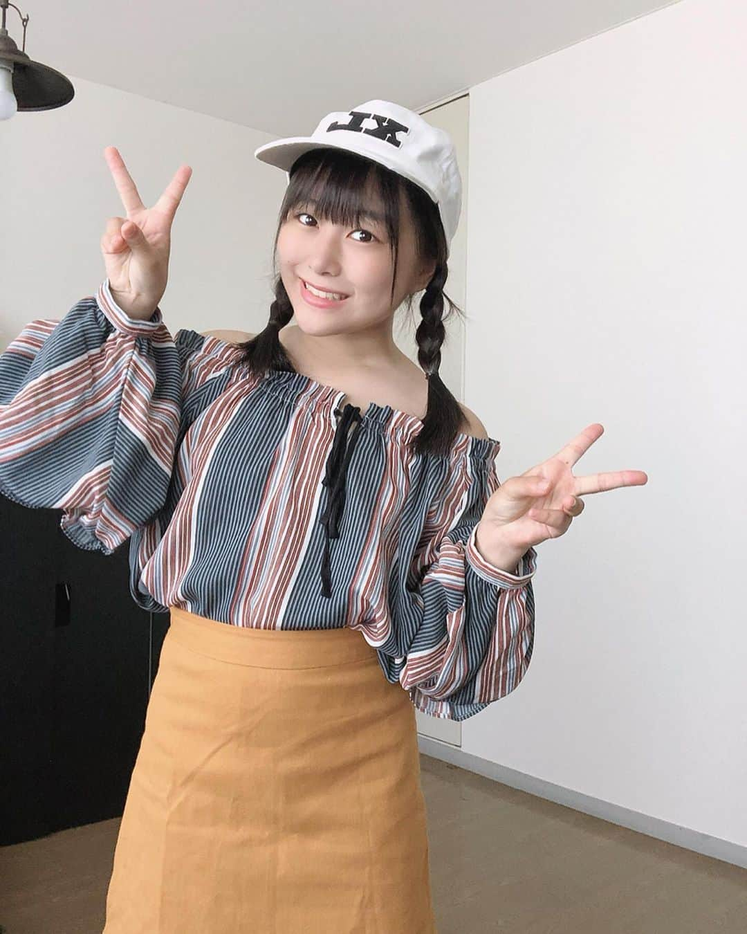 島崎友莉亜さんのインスタグラム写真 - (島崎友莉亜Instagram)「ハデめな #ゆりコーデ  ゆりはXSサイズだけど、かぶりものはXL◎  #小柄コーデ #145cm #xlarge #私服 #ファッション  #キャップ #アイドル #アプガ2 #島崎友莉亜」7月26日 14時27分 - yuria_shimazaki_uug2ki