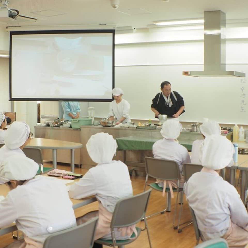 福岡女子短期大学さんのインスタグラム写真 - (福岡女子短期大学Instagram)「@健康栄養学科 みなさん、こんにちは。福岡女子短期大学です。 . 8月3日（土）「オープンキャンパス」にて健康栄養学科では、『プロから日本料理を学ぶ！」調理＆試食体験を実施します。 . 当日は、『お寿司の魅力～お寿司でおもてなし～』と題し、ホテル日航福岡の日本料理「弁慶」の高松幸治先生による調理実習と調理技術のアドバイスを行います。 . 高松先生は現役の料理人で「TVチャンピオン第一回全国包丁人選手権」で優勝されたり、KBC TVで元AKB48の指原莉乃さんとの料理番組「さしごはん」に出演されたりしていた大変有名な先生です。 . 現在、参加事前申し込みを受付中です。下記アドレスよりお申し込みください。 . http://www.fukuoka-wjc.ac.jp/opencampus/entry_oc.html . 現場で活躍するプロの料理人を招いた調理実習体験！プロの熱心な指導で、ワンランク上の調理技術に！私たちと一緒に調理も出来る栄養士目指してみませんか！ . #福岡女子短期大学 #健康栄養学科 #福岡女子短期大学健康栄養学科 #オーキャン #オープンキャンパス #高校生 #高校1年生 #高校2年生 #高校3年生 #進路相談  #和食 #日本料理 #調理実習 #福岡 #福岡県 #太宰府 #太宰府市 #調理体験 #体験実習 #栄養士 #栄養教諭 #フードスペシャリスト #健康管理士 #栄養学 #栄養士の卵 #栄養士さんと繋がりたい #ヘルシーメニュー #料理上手になりたい . ========[ 資料請求 ]======== ． 新しい福岡女子短期大学の資料請求（2020大学案内📕）を無料送付中です。本学ホームページ📲からお気軽に申し込みください🌟 . 西鉄福岡（天神）駅🚋北口改札前・地下鉄🚃天神駅に設置されている資料ボックスに本学も参画しております。『2020大学案内📕』につきましてはこちらでも配布しております🖌 . 子ども学科/健康栄養学科 音楽科/文化教養学科 ． 福岡女子短期大学 住所：‪‪‪福岡県太宰府市五条四丁目16番1号‬‬‬ tel：‪‪‪092-922-4034‬‬‬（代表） . =======================」7月26日 14時28分 - fukuoka_wjc