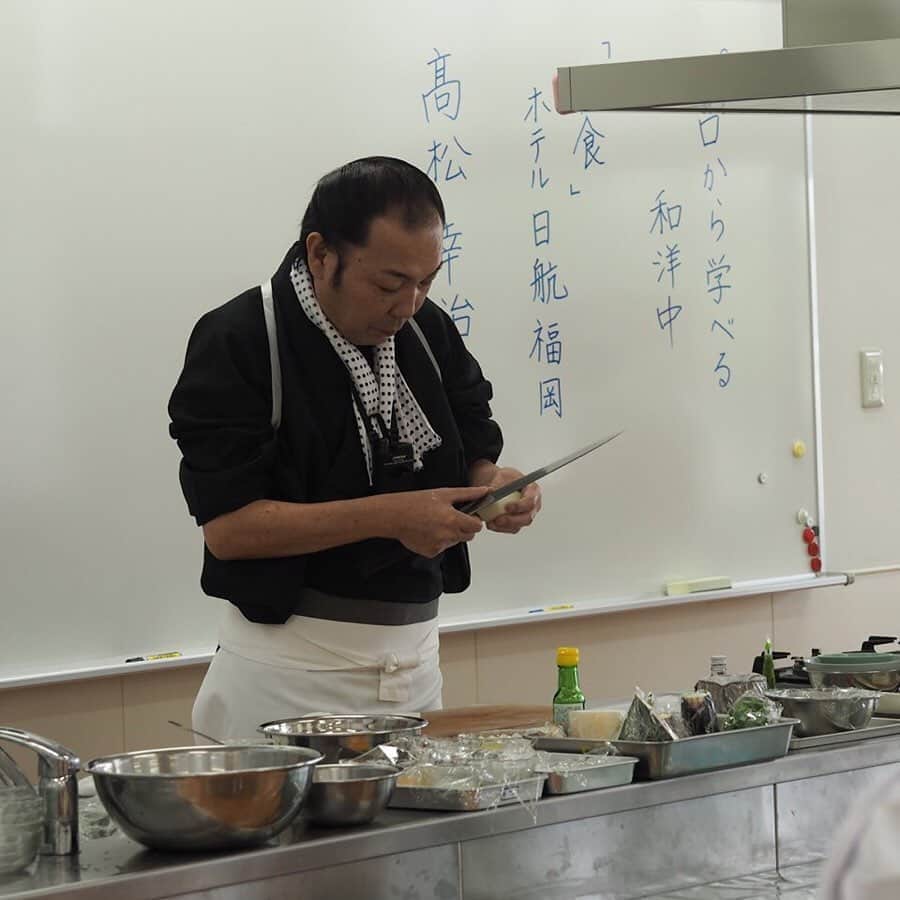 福岡女子短期大学さんのインスタグラム写真 - (福岡女子短期大学Instagram)「@健康栄養学科 みなさん、こんにちは。福岡女子短期大学です。 . 8月3日（土）「オープンキャンパス」にて健康栄養学科では、『プロから日本料理を学ぶ！」調理＆試食体験を実施します。 . 当日は、『お寿司の魅力～お寿司でおもてなし～』と題し、ホテル日航福岡の日本料理「弁慶」の高松幸治先生による調理実習と調理技術のアドバイスを行います。 . 高松先生は現役の料理人で「TVチャンピオン第一回全国包丁人選手権」で優勝されたり、KBC TVで元AKB48の指原莉乃さんとの料理番組「さしごはん」に出演されたりしていた大変有名な先生です。 . 現在、参加事前申し込みを受付中です。下記アドレスよりお申し込みください。 . http://www.fukuoka-wjc.ac.jp/opencampus/entry_oc.html . 現場で活躍するプロの料理人を招いた調理実習体験！プロの熱心な指導で、ワンランク上の調理技術に！私たちと一緒に調理も出来る栄養士目指してみませんか！ . #福岡女子短期大学 #健康栄養学科 #福岡女子短期大学健康栄養学科 #オーキャン #オープンキャンパス #高校生 #高校1年生 #高校2年生 #高校3年生 #進路相談  #和食 #日本料理 #調理実習 #福岡 #福岡県 #太宰府 #太宰府市 #調理体験 #体験実習 #栄養士 #栄養教諭 #フードスペシャリスト #健康管理士 #栄養学 #栄養士の卵 #栄養士さんと繋がりたい #ヘルシーメニュー #料理上手になりたい . ========[ 資料請求 ]======== ． 新しい福岡女子短期大学の資料請求（2020大学案内📕）を無料送付中です。本学ホームページ📲からお気軽に申し込みください🌟 . 西鉄福岡（天神）駅🚋北口改札前・地下鉄🚃天神駅に設置されている資料ボックスに本学も参画しております。『2020大学案内📕』につきましてはこちらでも配布しております🖌 . 子ども学科/健康栄養学科 音楽科/文化教養学科 ． 福岡女子短期大学 住所：‪‪‪福岡県太宰府市五条四丁目16番1号‬‬‬ tel：‪‪‪092-922-4034‬‬‬（代表） . =======================」7月26日 14時28分 - fukuoka_wjc