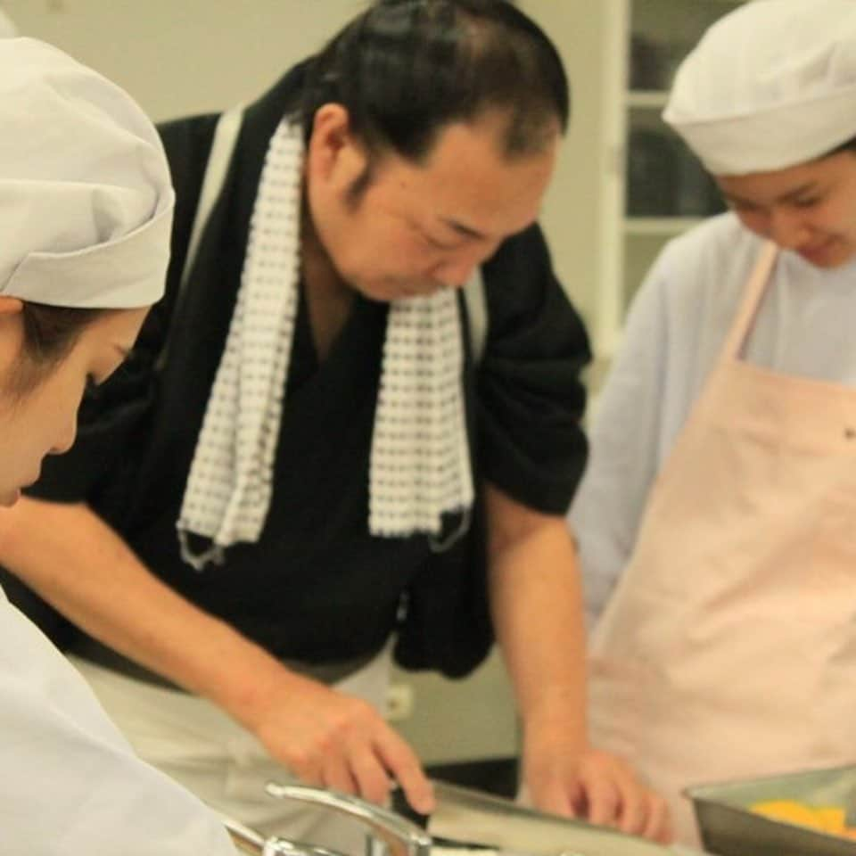 福岡女子短期大学さんのインスタグラム写真 - (福岡女子短期大学Instagram)「@健康栄養学科 みなさん、こんにちは。福岡女子短期大学です。 . 8月3日（土）「オープンキャンパス」にて健康栄養学科では、『プロから日本料理を学ぶ！」調理＆試食体験を実施します。 . 当日は、『お寿司の魅力～お寿司でおもてなし～』と題し、ホテル日航福岡の日本料理「弁慶」の高松幸治先生による調理実習と調理技術のアドバイスを行います。 . 高松先生は現役の料理人で「TVチャンピオン第一回全国包丁人選手権」で優勝されたり、KBC TVで元AKB48の指原莉乃さんとの料理番組「さしごはん」に出演されたりしていた大変有名な先生です。 . 現在、参加事前申し込みを受付中です。下記アドレスよりお申し込みください。 . http://www.fukuoka-wjc.ac.jp/opencampus/entry_oc.html . 現場で活躍するプロの料理人を招いた調理実習体験！プロの熱心な指導で、ワンランク上の調理技術に！私たちと一緒に調理も出来る栄養士目指してみませんか！ . #福岡女子短期大学 #健康栄養学科 #福岡女子短期大学健康栄養学科 #オーキャン #オープンキャンパス #高校生 #高校1年生 #高校2年生 #高校3年生 #進路相談  #和食 #日本料理 #調理実習 #福岡 #福岡県 #太宰府 #太宰府市 #調理体験 #体験実習 #栄養士 #栄養教諭 #フードスペシャリスト #健康管理士 #栄養学 #栄養士の卵 #栄養士さんと繋がりたい #ヘルシーメニュー #料理上手になりたい . ========[ 資料請求 ]======== ． 新しい福岡女子短期大学の資料請求（2020大学案内📕）を無料送付中です。本学ホームページ📲からお気軽に申し込みください🌟 . 西鉄福岡（天神）駅🚋北口改札前・地下鉄🚃天神駅に設置されている資料ボックスに本学も参画しております。『2020大学案内📕』につきましてはこちらでも配布しております🖌 . 子ども学科/健康栄養学科 音楽科/文化教養学科 ． 福岡女子短期大学 住所：‪‪‪福岡県太宰府市五条四丁目16番1号‬‬‬ tel：‪‪‪092-922-4034‬‬‬（代表） . =======================」7月26日 14時28分 - fukuoka_wjc