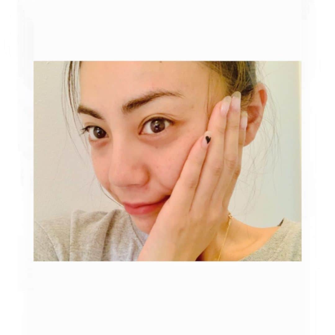 のインスタグラム：「@27cosmeginza へ 行ってきましたぁ💓  @m.y.331  店長さんの ゴッドハンドはすごぃの💓 いつのまにか寝てしまぅ💓 「ディープクレンジング」と、 「エポラーシェコース」を受けました。  ディープクレンジングは、 目に見えない排気ガスや 煙草の煙やメイクの金属系の汚れ ハウスダスト、 老化角質をデコルテ～首、 顔しっかり吸着してもらいました！ 美容液の浸透をUPしたり、 お肌のトーンも明るくなるですって！ この汚れが蓄積されると、 シミやくすみの原因になるから定期的に受けるのがおすすめみたいです💓  #無添加エステ #銀座エステ #エポラーシェ #２７コスメ銀座 #ディープクレンジング #エポラーシェコース  有難うございました。」