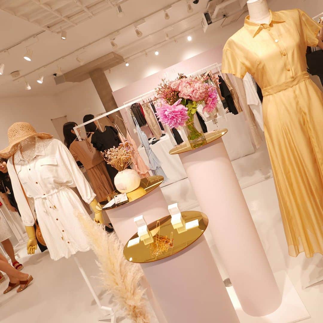 清水愛美さんのインスタグラム写真 - (清水愛美Instagram)「この前の女子会の時 撮ってもらったよ！💕 * 最近ハマっている 楽チンコーデ💓 楽チンなのに高見えする⭐️ * @libloie のオールインワン！ * 先日LIBJOIE 展示会へ行ってきて 可愛いお洒落な服が沢山あった💓 Tシャツも購入したんだけど また撮ったらUPします！！ * #libjoie #リブジョア #展示会 #夏 #オールインワン #bag #louisvuitton  #cafe #ティータイム #coffee  #littledarlingcoffeeroasters」7月26日 14時42分 - manami_s0902