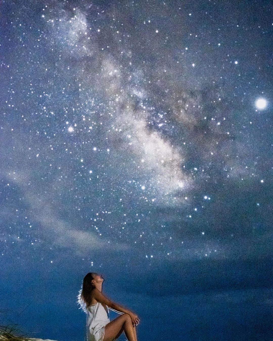 宮崎絹子さんのインスタグラム写真 - (宮崎絹子Instagram)「宮古島の星空✨⭐️💫 じぶんの目でみても、綺麗な天の川がみえるの 波の音と星空さいこうだよ 雲がない日の特権なの☺️ ㅤㅤㅤㅤㅤㅤㅤㅤㅤㅤㅤㅤㅤ こんなにきれいな星空フォトは @holidayphoto.miyakoisland にお願いしてね✨ ヨシいっぱいあそんでくれてありがとう〜✨🙏🦋 #宮古島 #星空フォト #stars #babykiy_miyakoisland」7月26日 14時37分 - babykiy