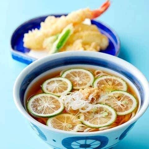 ホテルニューオータニ博多さんのインスタグラム写真 - (ホテルニューオータニ博多Instagram)「「夏の冷麺」「かぼすうどん」はじめました✨今年も涼やかな麺が登場しています！ ・ 醤油と胡麻、２種のタレを選べる「特製冷麺」に、自家製の甜麺醤と豆乳で仕上げた「冷やし坦々麺」そして、美と健康をテーマにニューオータニオリジナルブレンドの雑穀米“Ｊシリアル”を使用した「Ｊシリアルの豆乳冷麺」をご用意しています。 ・ 大観苑の人気の冷麺で食欲を沸せてください。 ■「特製冷麺」　￥1,800 ■「冷やし坦々麺」￥1,800 ■「Ｊシリアルの豆乳冷麺」￥3,500 ※税・サービス料別。 【問合せ】092-715-2007（中国料理大観苑） ・ 「麺処あじ彩」では、今年もカボスうどんが人気です。食欲がない日でも、柑橘の香りと涼やかに映るカボスうどんは夏だから楽しめる一品です。細めの稲庭うどんは喉越しも抜群です。 夏野菜の天ぷらと一緒にご用意しています。 「カボスうどんと夏野菜の天麩羅セット」 ¥2,400 ※税金、サービス料別。 【問合せ】092-715-2725（麺処あじ彩） ・ #福岡グルメ #デート #ファミリー #冷製かぼすうどん #夏の風物詩 #ホテルで麺 #担々麺 #涼しい #福岡ランチ #福岡グルメ #夏の定番 #お食事 #ホテルニューオータニ #ニューオータニ博多 #newotani #福岡ホテル #見た目も可愛い #ホテル #天神デート #ホテルで涼む #麺 #中国料理 #天神ランチ #冷やし中華 #スープそば #麺好き #和洋中 #冷麺 #なに食べる？ #ラーメン #つけ麺」7月26日 14時38分 - newotani_hakata_official