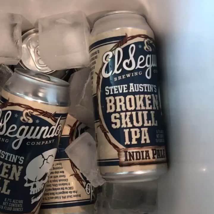 ストーン・コールド・スティーブ・オースチンのインスタグラム：「Red hot. Ice cold beer. @esbcbrews Broken Skull IPA.  I had this beer on ice for 5 days waiting for Monday Night Raw last Monday in Tampa. Fresh ice every 12 hours. It wasn’t just ice cold. It was Stone Cold.  It was a good night to drink beer. And that’s the bottom line. 6.7abv」