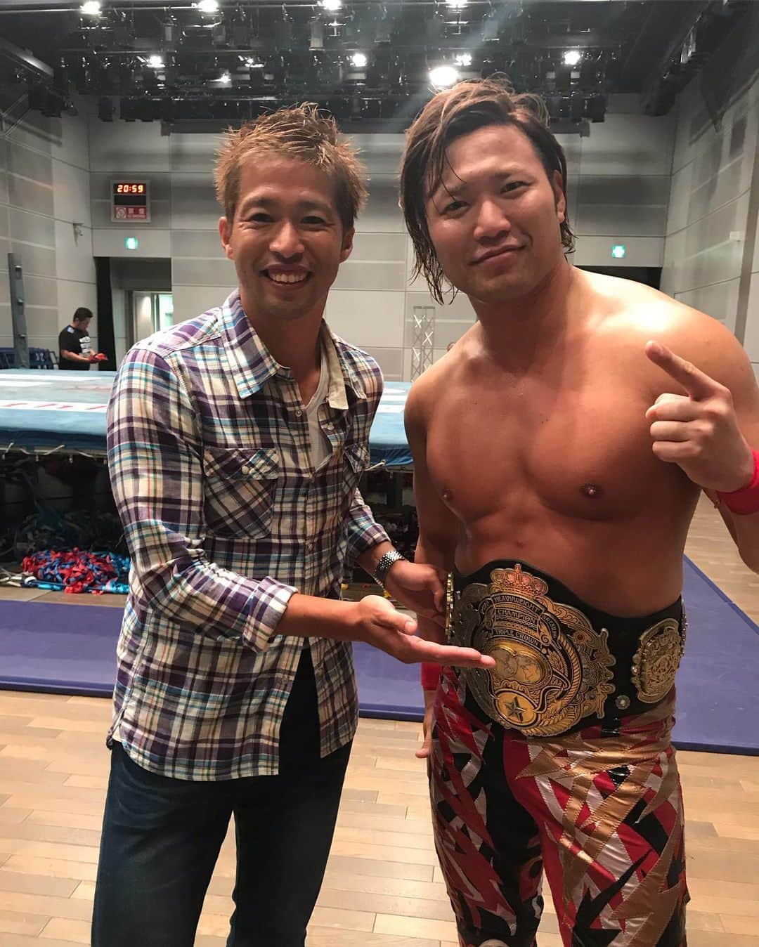 森崎浩司さんのインスタグラム写真 - (森崎浩司Instagram)「昨日広島で全日本プロレスの試合があり、観戦しに行って来ました😊 プロレスリングから客席まで近く、プロレスラーの迫力、特に体の大きさにはビックリしました😳 楽しかったなぁ⤴️⤴️😁 プロレスラーの方々は試合直後に、グッズ売り場に立ち、観に来てくれたお客様にたいして写真撮影やサインなどファンサービスをされている姿を拝見し、素晴らしい事をやっているなぁと思いました👍このファンとの近い距離感が大事ですね🤔  ちなみに自分も宮原健斗さんと岡田佑介さんと試合が終わってから写真を撮っていただきました😁 #全日本プロレス #宮原健斗 #岡田佑介」7月26日 14時45分 - koji.morisaki77