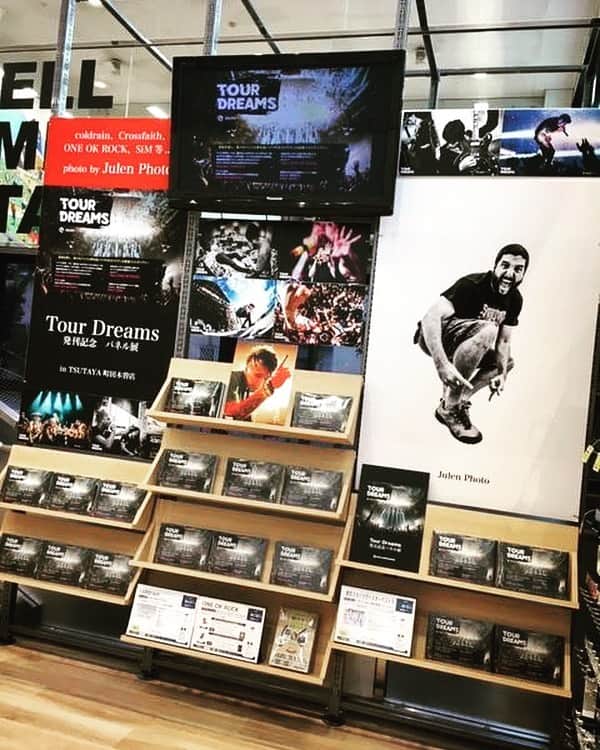 Julen Esteban-Pretelのインスタグラム：「TSUTAYA町田木曽店が物凄くクールな展示をしてくれたので、ぜひ足を運んでみて！ ‪#TOURDREAMS‬ ‪#JulenPhoto‬ ‪#SPACESHOWER‬ ‪#TSUTAYA」