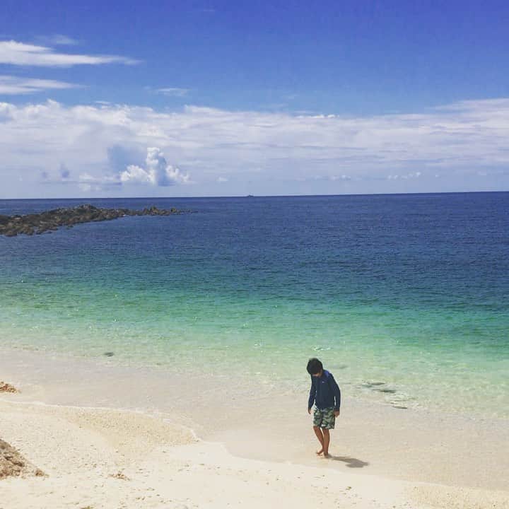 のインスタグラム：「急に時間が空いたので 息子を連れて海へ  ここは秘密のビーチなんで 貸切だぜー  最高の夏休みが始まりました。」