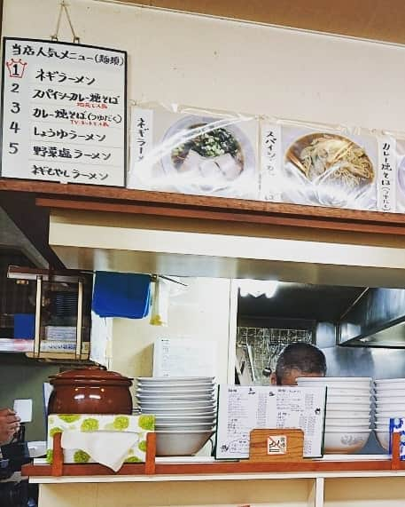 石原祐美子さんのインスタグラム写真 - (石原祐美子Instagram)「宮津カレー焼きそば 食べ歩きツアー✨ 3軒目は #豚珍館  笑顔がとっても素敵で優しいご夫婦の中華料理店☺ ・ ・ こちらのお店には二種類のカレー焼きそばがありました。  ひとつは、カレー焼きそば(つゆだく) MAXウェットな一品です。 今回はこちらをいただきました✨ ・ 細麺にカレースープがよく絡んでてこれまた最高(*´ч`*) 、、、ってかベースの中華スープがめっちゃくちゃおいしい！！！！スパイスの香り越しに丁寧な仕事がビシビシ伝わってくるっっっ！！！！！！ 野菜の旨みも溶け込んで、見事な和印中の融合ですﾟ+.ﾟ(´▽`人)ﾟ+.ﾟ ・ ・ もう一種類のカレー焼きそばは 地元の方に人気の #スパイシーカレー焼きそば こちらは常連さんの記憶を頼りに元祖の味を復活させたものだそうです。簡単なことではなかったはずですが、お客さんの要望に応えてみごと復活させたマスターほんますごすぎます✨⁝(ᵒ̴̶̷᷄⌑ ᵒ̴̶̷᷅ )⁝ そしてやっぱり元祖は気になりすぎるーーー😍 またこちらはプライベートで食べに行きます😋 ・ ・ (すごーく細い路地を入ったところにあるので、自分の記憶のために簡単な動画撮りました。道の駅の近くです。) 宮津食べ歩きツアー、車で行くなら、大きい立体パーキングが道の駅のところにあるので、次来たらそこに停めることにしよう🚙  そしてその道の駅には海鮮カレー焼きそばがあるらしい(´,,•﹃ •,,｀) ・ ますます気になる宮津カレー焼きそば✨ めっちゃ奥が深い宮津カレー焼きそば✨制覇めざします💪('ω'💪) ・ 今回ロケにご協力いただいたお店のみなさまに大感謝です🙇‍♀️ ごちそうさまでした🙏 ・ ・ #宮津カレー焼きそば  #京都府 #kyoto #海の京都 #宮津市 #宮津グルメ #宮津 #京都グルメ #中華 #食べ歩き #ご当地グルメ #ソウルフード #ソウルヌードル #焼きそば #カレー #カレー焼きそば #元祖の味 #平和軒ワンさん #カレー大好き ・ ・ #kbs京都テレビ #毎週木曜日23時から放送中  #京街Diary #見てね💕」7月26日 14時53分 - chiki2johnny14