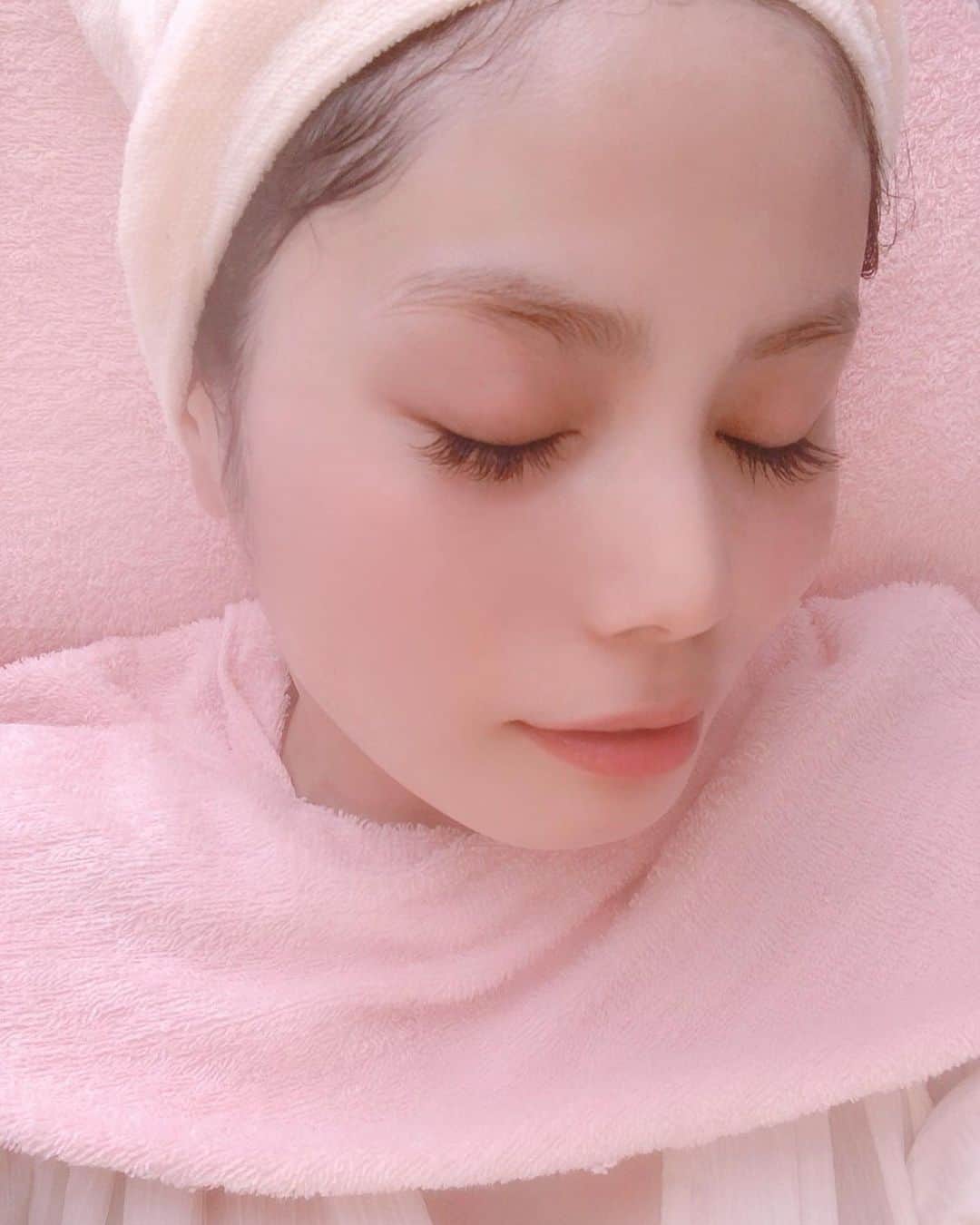 増田愛里菜のインスタグラム：「#beauty 📖💕 . . いつもお肌の事でお世話になってる#メルシーピコ さん🗼🌈 @salon_mercipico  @mercipico_family . . 通いはじめてまだ４回目だけど、だいぶお肌生き返ってきた🧖‍♀️✨ . １回の施術でここまでトーンアップするのははじめてかもしれない😭！ . . しかも、すごいモチモチになるんだよ🥺🥺🥺 . . . ✨完全招待制のサロン✨なので気になった人はわたしにLINEかDMして下さい〜🙇‍♀️ . もちろん直接サロンのアカウントに連絡するのも👌💌 . . . 今月中なら『まっすーからの紹介です♡』 と伝えてもらえれば【エステ体験▶︎2700円】と、 更に【1万5千円相当のトライアルセット】をプレゼントしてもらえるよ🎁✨ . プレゼントの全貌は次の投稿&ストーリーズで紹介するね🎥✨ . . . 写真の2枚目に載せてるアイクリームも本当にオススメ☝︎ 目まわりの悩みが改善されてきてる😂嬉しい😂💖 . こちらも#メルピコ で購入できるよ〜🥰 . . #mercipico#メルシーピコ #メルピコ #cpコスメティクス #コスメ #スキンケア #エステ #美容 #美肌 #潤い #艶 #ツヤ肌 #浦安 #舞浜 #千葉 #東京 #ディズニー #ディズニー好き #ディズニー好きと繋がりたい」
