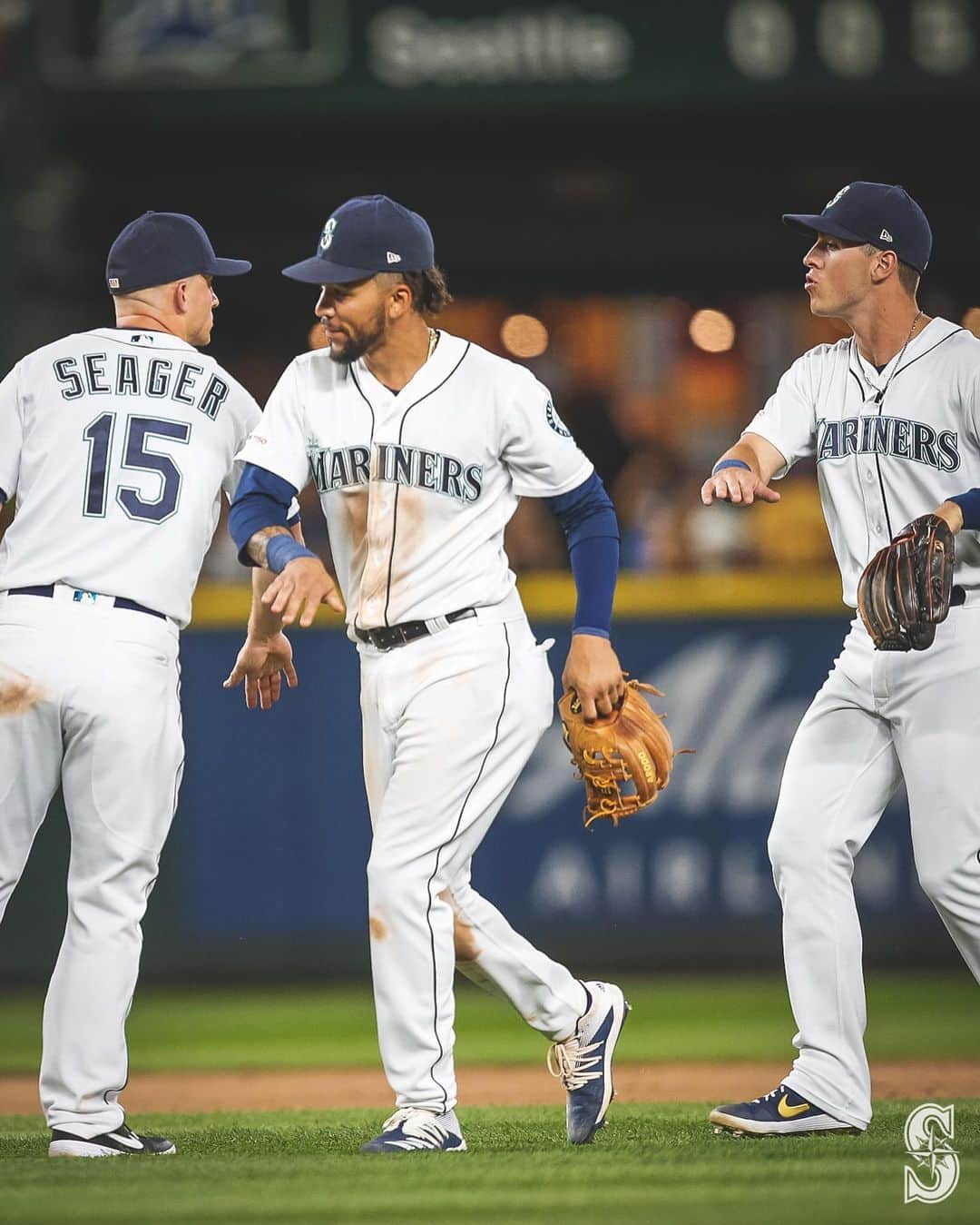 シアトル・マリナーズさんのインスタグラム写真 - (シアトル・マリナーズInstagram)「High-fives. 🖐️ Handshakes. 🤝 Ballgame. 🙌  #GoMariners」7月26日 15時01分 - mariners