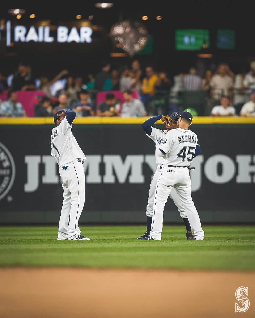 シアトル・マリナーズさんのインスタグラム写真 - (シアトル・マリナーズInstagram)「High-fives. 🖐️ Handshakes. 🤝 Ballgame. 🙌  #GoMariners」7月26日 15時01分 - mariners