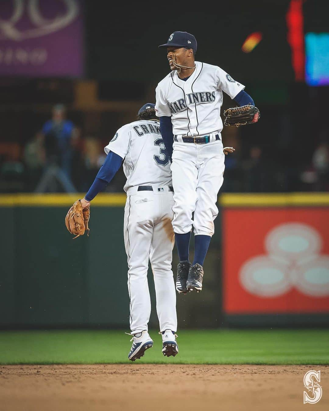 シアトル・マリナーズさんのインスタグラム写真 - (シアトル・マリナーズInstagram)「High-fives. 🖐️ Handshakes. 🤝 Ballgame. 🙌  #GoMariners」7月26日 15時01分 - mariners