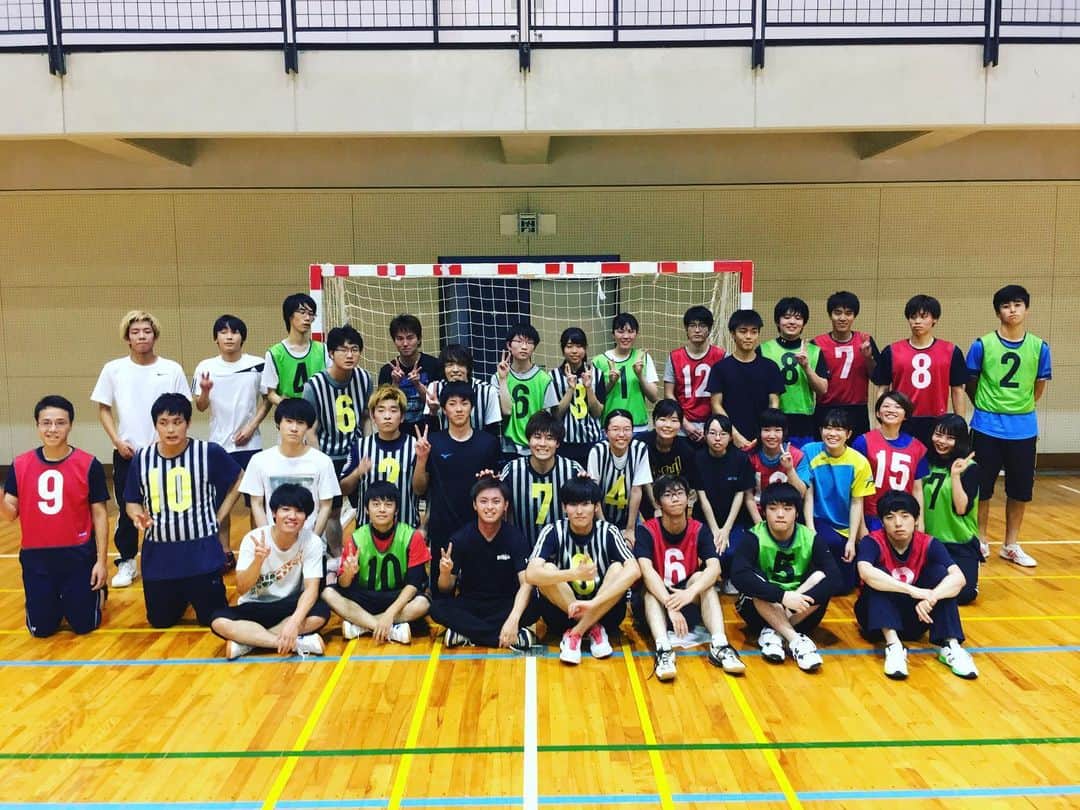 銘苅淳のインスタグラム：「福井県立大学のハンドボール実技の授業が終わりましたー。 多くの学生にとっては人生で最後のハンドボールだったはず。  ハンドボールの授業を通して少しでも運動に親しみが持てたのなら嬉しい限り。  みんな本当によくがんばってました！！ 積極的に取り組んでくれてどうもありがとうございました😊」