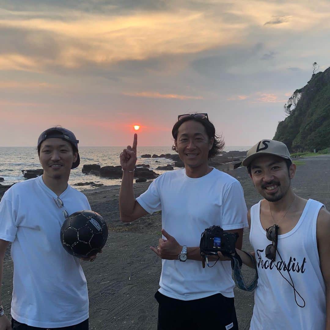 谷正人のインスタグラム：「昨日はPUBLIC  TOKYO新たなコラボに向けての夕日の中、撮影でした。 来月末、 PUBLIC TOKYO吉祥寺店オープンに向けて、ご期待下さい！ #石川直宏 #サーフットボーラー #footballart」