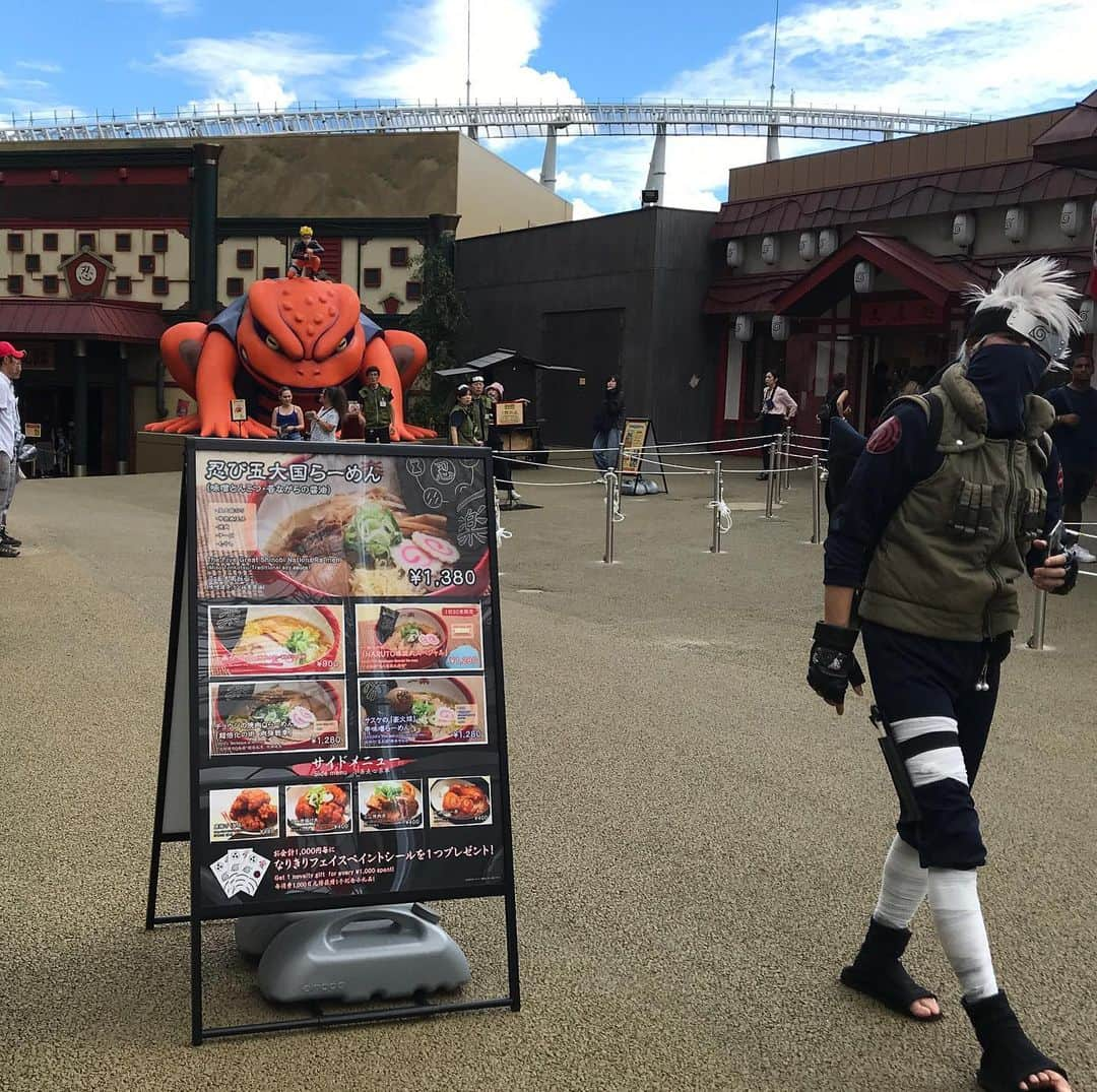 栗原友さんのインスタグラム写真 - (栗原友Instagram)「本日、富士急ハイランド内に、NARUTOテーマパークオープンしました。弊社も開発で参加させていただいてます。🎢🎡 無化調スープで作るNARUTO要素たっぷりのオリジナルラーメン🍜モチモチ生地のNARUTO鯛焼き🗻🐡どちらも美味しいので是非！」7月26日 15時31分 - kuri__tomo