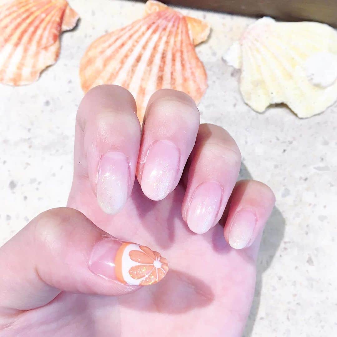 岡本麻佑のインスタグラム：「. オレンジちゃん🍊🧡オレンジの果実のところぷくぷくにコーティングしてもらいました😚💛#newnail#nail#まゆnails#orange」