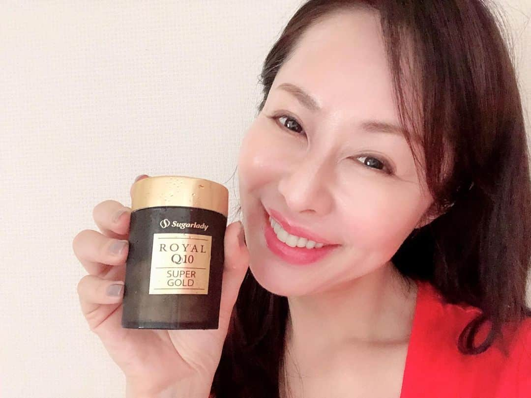 藤井美加子さんのインスタグラム写真 - (藤井美加子Instagram)「☆﻿ 生ローヤルゼリーを飲み始めて4ヶ月﻿ ﻿ 健康補助食品の効果を体感する事は少なかったけど、良く考えたら疲れにくい！ホルモンバランスが整ってる！などなどかなり効果出てる。﻿ ﻿ やはり蜜蜂🐝の持つパワーは素晴らしい！！﻿ 蜂さんありがとう🐝🙏🌱🌈﻿ 生であることがポイント☝️﻿ ﻿ ﻿ #美肌食マイスター#アンチエイジングアドバイザー#美肌エキスパート#女優#美容#予防医学#健康#美肌先生#美肌食#美肌生活#美活#美しく生きる#三木美加子﻿ #health#orientalmedicine#preventivemedicine#beauty#beautiful#Royaljelly#bee﻿#Naturalfood#Natural #sugarlady#シュガーレディ#生ローヤルゼリー#ローヤルゼリー﻿ ﻿」7月26日 15時33分 - mikako_miki