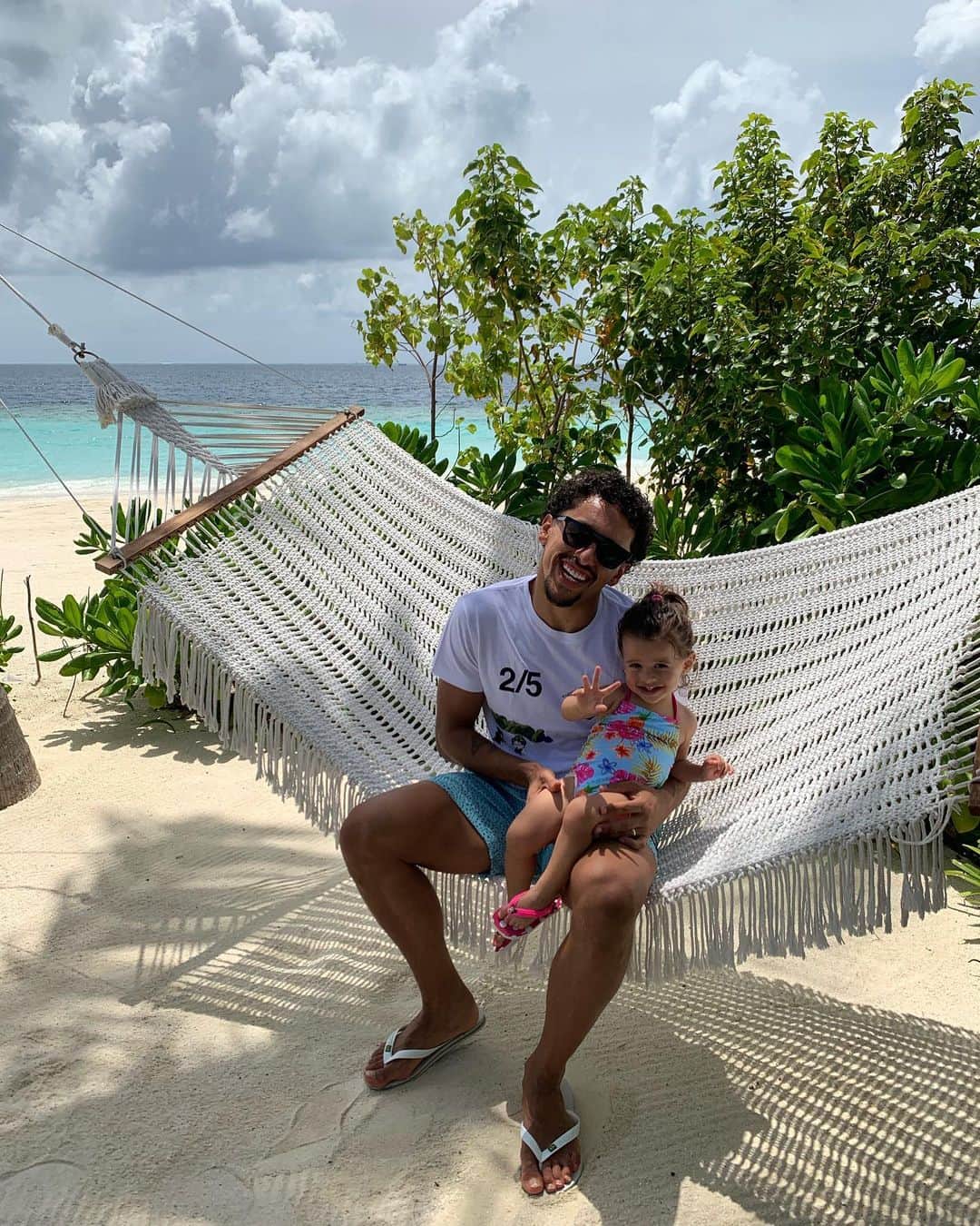 マルコス・アオアス・コレアのインスタグラム：「Minha parceirinha na zoeira! 😄 #Paradise 🏝」
