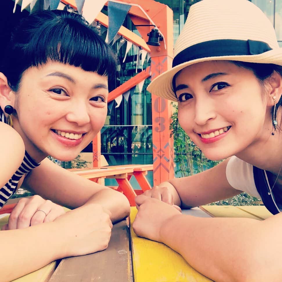 長谷部瞳のインスタグラム：「・ 永冶ミユキちゃん。 仲良くなって10年目になるねー！  事務所の元同期で、今は脚本家、監督、編集などで活躍中の彼女。  処女作である短編映画「multiple」は SKIPシティ国際Dシネマ映画祭にノミネートされました( ´ ▽ ` )  仕事、子育て、人生など…話していると時間があっという間に過ぎてしまう貴重な存在です。  いやぁ、改めて。 何に対してもひたむきで、芯が強い。 彼女らしい生き方してるよ！！カッコいい！！ #永冶ミユキ #skipシティ国際dシネマ映画祭2019  #新しい門出 #おめでとう #愛してる  #お揃いの服 #買っちゃった #高校生以来」
