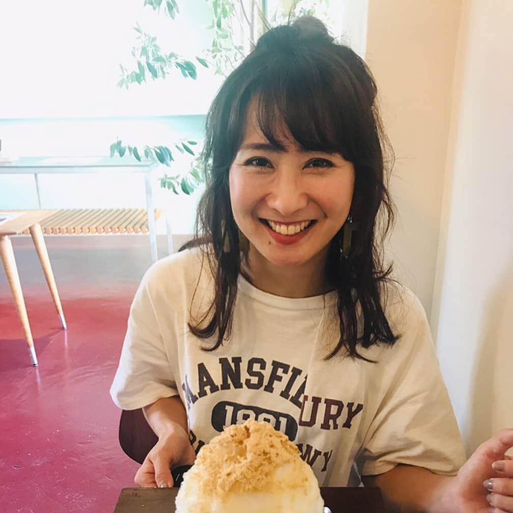 糸数美樹のインスタグラム：「🔥🔥🔥☀️🍧🥵 #盛るってむず #映えってむず #妹からレクチャー受けるもイマイチ #そして盛る映えるからのギャップ #わたしこんな写真多いんだけど #いつ撮られても可愛い人とか世の中にいるのなぞ #あとサングラス跡どーにかならん？ #それだけで萎えポイント #今度メガネ一番の社長にきいてみようね #ところでこのかき氷屋さんふらっと見つけたけど美味しかった #読み方むずい #宮城島にあったよ #閉店間際にも関わらずしに行列 #いちょーかき氷だぜ #とか思いながら並んだよ並びましたさ #したらしに美味い #しかもシャレ感 #恩納村にできた萬座屋さん行こうしたらまさかの定休日 #次回リベンジ #みんなのオススメあったらおせーてー #かき氷 #って今は言わんのかな？ #shavedice #しぇーぶどあいす #夏ですね #セミ #みきとにー #あちさよ」