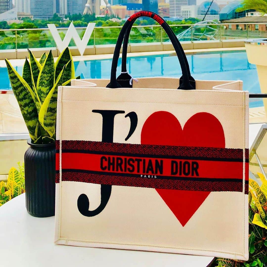 mycoのインスタグラム：「香港限定のこの子にハートを奪われました🖤中国は7月がバレンタインみたいで❤️ハートのバレンタイン限定のものが沢山出てました👜 デモにも巻き込まれず周遊でき 今回の中国旅行楽しかった🇨🇳 #whotel #diorbag #dior #ootd #上海 #chinesevalentinesday」