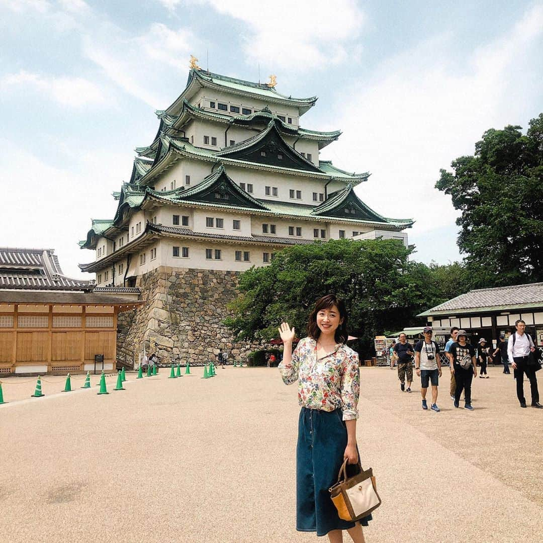 黛英里佳さんのインスタグラム写真 - (黛英里佳Instagram)「続き🤗  知多半島でのひまわり畑🌻や魚太郎さんでのバーベキューも夏にぴったりですね😆☀️ 穴子のバーベキューにはびっくりしましたがなんとも贅沢🤓  最後のシャチホコさん、さすが面白かったです🤣  そして名古屋城バックにぱちり📷  愛知のケンミンスターの皆さん、本当に愛知愛に溢れていて気さくで優しくて楽しく撮影させていただきました🤗  さて、次はどこに転勤になることやら😂  #ケンミンSHOW#はるみの裏日記#愛知#光浦さんがスタジオではるみが美人だったと言っていただいて#嬉しみでした#ありがとうございました☺️」7月26日 15時41分 - erikamayuzumi_official