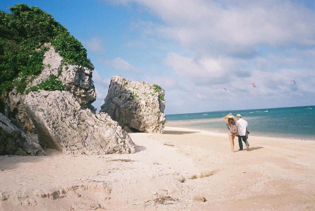 のインスタグラム：「Thankyou  maya for this beautiful picture🥺🙏❤️ photo by @mayakibbel  #okinawa #hyakunabeach #百名ビーチ #新原ビーチ #miibarubeach #sea #summer #filmcamera #ANAタビキブン」