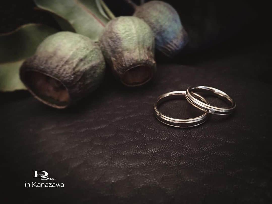 Danke schön ダンケ 金沢 結婚指輪 鍛造さんのインスタグラム写真 - (Danke schön ダンケ 金沢 結婚指輪 鍛造Instagram)「▶︎ ▶︎ ▶︎ ・ ・ 鋳造でも 鍛造でも ハンドメイドでも ・ ・ そして 国内ブランド 国外ブランド ・ ・ ブランドでは無いにしても ・ ・ 結婚指輪を探している時は 見ない日がないと言っても良いくらいに ・ ・ 登場してくるのが 「ミル打ち」を 施したデザイン ・ ・ クリスチャンバウアーも 結婚指輪専門ブランドなので デザイン展開はありますが ・ ・ 見た目だけでは 語り尽くせない事が…。 ・ ・ ・ 実際にミル打ちに 触れて頂けると言葉以上に 感じられる事多しです。 ・ ・ ・ ---------------8月 Fair 予定 -------------------- ・ ・・・9日(金) 10日(土) 11日(日) 12日(月) ・・・ ・ ------------------------------------------------- 鍛造削り出し結婚指輪専門 🇩🇪クリスチャンバウアーのデザインに 興味が湧いた方は ↓ ↓ ↓ ↓ ↓ ↓ ・ クリスチャンバウアー専門店 @danke2005 を見て見てね👋🏻 日本の結婚指輪の枠を越えた 🇩🇪made in Germany🇩🇪 -------------------------------------------------- ・ ・ #クリスチャンバウアー #ドイツ製 #christianbauer #ダンケ #金沢結婚指輪 #結婚指輪 #婚約指輪 #鍛造リング #2019秋婚  #2019冬婚 #プロポーズリング#経年変化 #ブライダルリング  #福井結婚指輪 #ポルシェ #メルセデスベンツ #marriagering #ブライダル #旋盤 #ミルグレイン #結婚記念日 #大人婚 #ポリッシュ  #ミル打ち #結婚指輪迷子  #結婚指輪探し #結婚準備  #富山結婚指輪 #工業系 #ユーカリベルガムナッツ」7月26日 15時49分 - danke2005