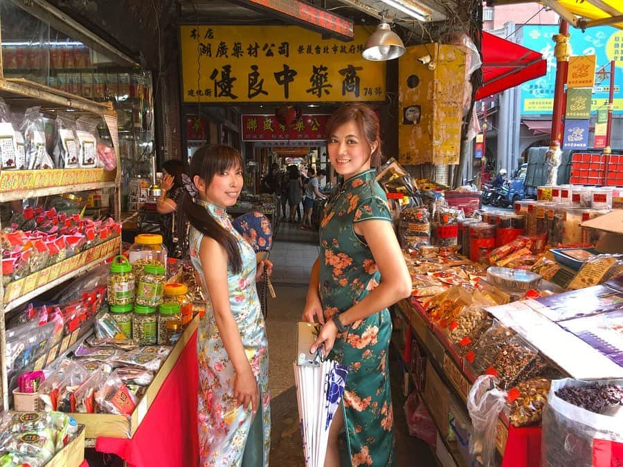 みりどる乙夜さんのインスタグラム写真 - (みりどる乙夜Instagram)「安妮さんと王さんに、台北のレトロタウン、大稲埕に連れて行ってもらいました！ かつて対外貿易で栄えた台湾の中で最も歴史ある地区で、古いバロック建築やレンガ造りの建物などが残っています。 薬膳や食材、お茶などのお店も多く、お土産をまとめ買いするのにぴったりです。 「大稲埕遊客中心」という観光センターでは、無料で衣装をレンタルしていて、着たまま観光にお出かけできます😍  #taiwan #taipei #taiwanesegirl #japanesegirl #travel #instatravels #travelgram #sightsee #shopping #colorful #market #beautifulworld #worldpics #helloworld #mandarin #holiday #models #chinadress #hello_worldpics #大稲埕 #台湾 #台北 #旅行 #観光 #カラフル #商店街 #モデル #チャイナドレス #ミリドル #乙夜」7月26日 15時51分 - itsuya_miridoru