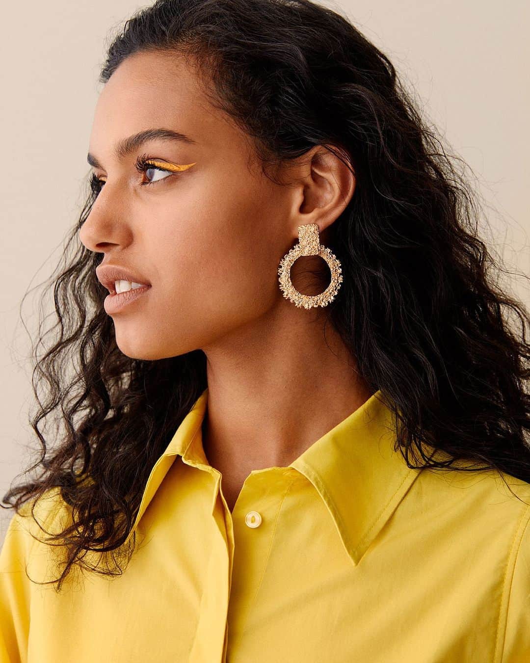 のインスタグラム：「Gold and yellow is all we want to wear! 💫 #HM Earrings: 0815107001 Shirt: 0797344002」