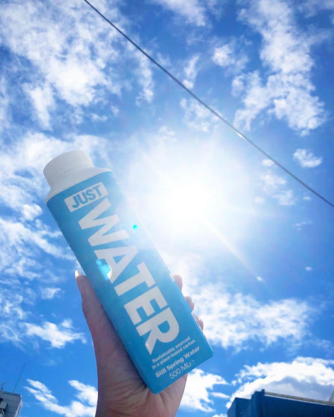 南美沙さんのインスタグラム写真 - (南美沙Instagram)「最近よく聞く言葉。 サスティナビリティ✨. 私も、この言葉が好きで、環境や自然、そして未来を大事にしていきたいから、いつも飲む水もJUST WATER にしてみました。 使⽤する材料全て、原産地や使⽤後のリサイクル⽅法を考慮しているお水です😌✨🌺. セブンイレブンに売ってます🙆‍♀️✨. . .  #drinkJUST #JUSTwater #サステナビリティ @justxjapan」7月26日 15時53分 - miee.misa