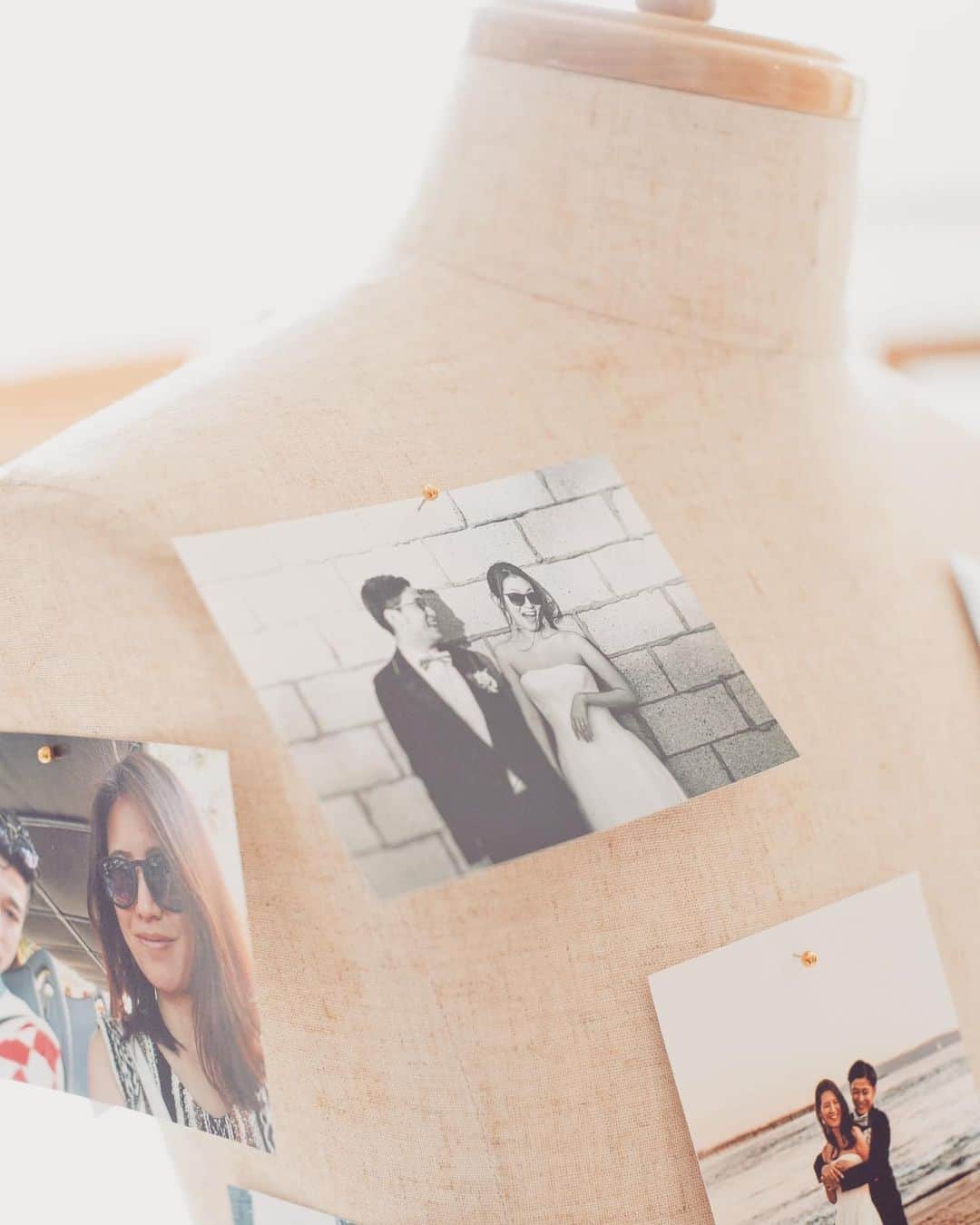 Wedding Park 公式さんのインスタグラム写真 - (Wedding Park 公式Instagram)「👖洋服好きなふたりらしい、トルソーの装飾👚﻿ ﻿ こんにちは！ハナレポ編集部のがみこです👗﻿ ﻿ 今日の東京は文句なしのピーカン！！﻿ 最高の青空です🌞﻿ 私は夏の到来にわくわくしすぎて、新しい水着を買おうと日々物色中です👙❤️﻿ ﻿ 今回ご紹介のおふたりの共通の趣味は「お洋服」。﻿ 空いているスペースには、そのままデートできちゃうイメージのお洋服をかざっているのですが、正面には写真をたくさん飾った男女のトルソーが😍💕﻿ ﻿ —————————————————————﻿ 👰405mnさんのハナレポ📝﻿ https://s.weddingpark.net/hanarepo/5115/﻿ —————————————————————﻿ ﻿ お洋服好きなふたりらしい、ファッショナブルなウェルカムスペースですよね👒✨﻿ ディスプレイされたお洋服も、ぜひハナレポで見てみてください💕﻿ ﻿ //////////////////////////////﻿ #ウエパ と #ハナレポ をつけて﻿ 投稿して下さい❣️﻿ 素敵な投稿は @weddingpark で﻿ ご紹介させていただきます！﻿ //////////////////////////////﻿ ﻿ #ウエディングパーク #日本中の卒花嫁さんと繋がりたい #日本中のプレ花嫁さんと繋がりたい #2020春婚 #2020夏婚 #2020秋婚 #2020冬婚 #2019夏婚 #2019秋婚 #2019冬婚 #weddingpark #結婚準備 #ウェルカムスペース #ウェルカムボード #ウェルカムスペース装飾 #ウェルカムアイテム #ウェルカムスペースアイデア #ウエルカムスペース」7月26日 15時54分 - weddingpark