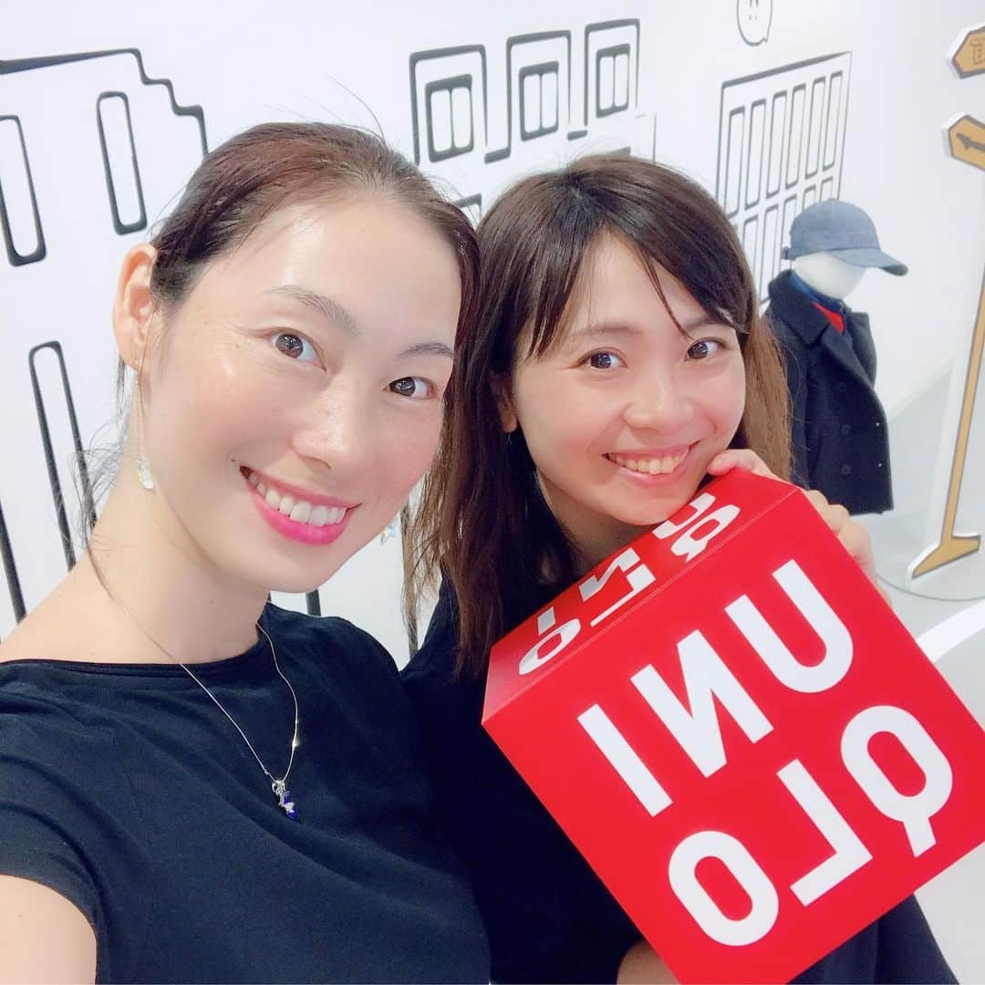 佐藤康恵さんのインスタグラム写真 - (佐藤康恵Instagram)「今日は特別招待されたUNIQLOキッズの展示会へ行ってきました💖ドラマ『9係』でお世話になったヨガインストラクター貴代ちゃん！UNIQLOのママとコーデもあったよ👩♡👧秋冬モデルのシャツが可愛いくて、私はエンジのリブワンピースと(^ ^)。 貴代ちゃんは白いソフトコーデュロイロングスカートとコーデしてパシャリ📸 ☎️でんわでかい(^ ^) 新しいUNIQLOは、機能性だけじゃなく、洗濯してもヘタレない。オシャレデザインも豊富になってる❣️ また、続きアップしますね⤴️ ciao💋  #uniqlo #kids #cute #佐藤康恵 #mama #actress #model #ysjewel #designer #singer #japan」7月26日 15時54分 - yasuesato.official