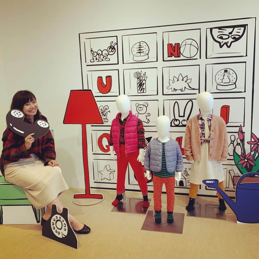 佐藤康恵さんのインスタグラム写真 - (佐藤康恵Instagram)「今日は特別招待されたUNIQLOキッズの展示会へ行ってきました💖ドラマ『9係』でお世話になったヨガインストラクター貴代ちゃん！UNIQLOのママとコーデもあったよ👩♡👧秋冬モデルのシャツが可愛いくて、私はエンジのリブワンピースと(^ ^)。 貴代ちゃんは白いソフトコーデュロイロングスカートとコーデしてパシャリ📸 ☎️でんわでかい(^ ^) 新しいUNIQLOは、機能性だけじゃなく、洗濯してもヘタレない。オシャレデザインも豊富になってる❣️ また、続きアップしますね⤴️ ciao💋  #uniqlo #kids #cute #佐藤康恵 #mama #actress #model #ysjewel #designer #singer #japan」7月26日 15時54分 - yasuesato.official