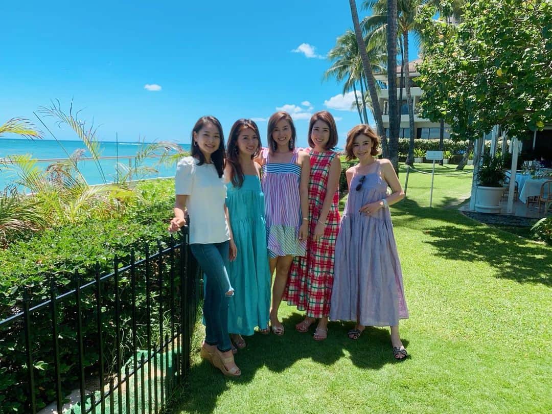 のインスタグラム：「息子のサマースクールのためハワイへ🌴💖 今日は仲良しのママ友で集まってランチ会🍽💕 楽しかったぁ😍みんなありがとう💋 #hawaii #halekulani #lunch #friends #ハワイ #ハレクラニ #ママ会 #ママランチ #ママ友 #ママコーディネート #夏休み」
