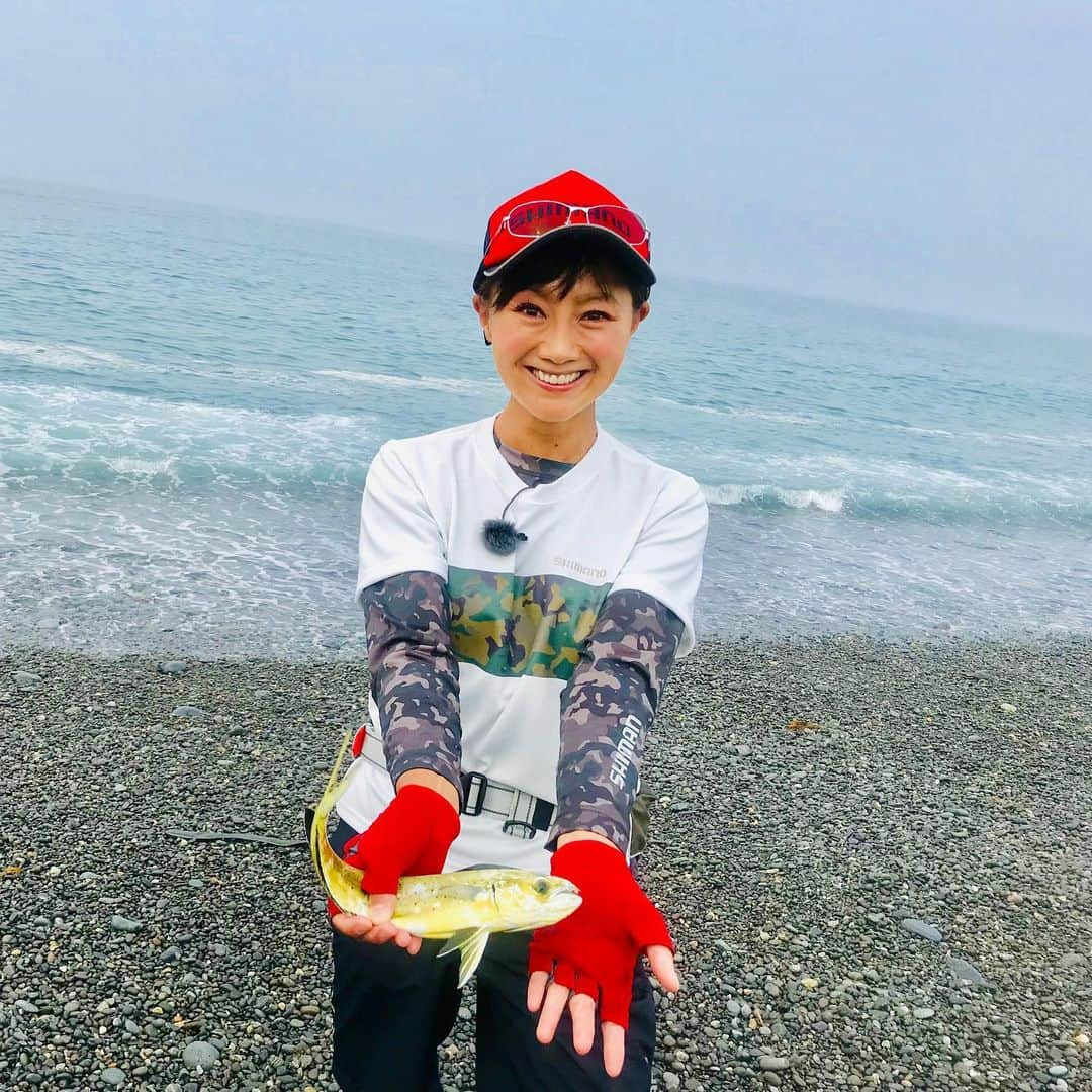 福島和可菜さんのインスタグラム写真 - (福島和可菜Instagram)「昨日放送の、🐟BS TBS  釣り百景🐟  観て下さった皆様、ありがとうございました😍 ソルトルアーゲームのスペシャリスト 新保明弘さん  と、 静岡県  沼津市でのライトソルトゲーム‪🎣‬ 自転車で移動しながら、パックロッドでの釣り‼️カバン1つに全て入ってしまうタックル‼️ 大好きな自転車での移動…🚴 また新たな釣りの世界を知ってしまいました㊗️ 高校生の頃、部活が休みの日に、学校終わってから自転車で釣りに行ってた時を思い出したなぁ✨（笑） 釣果もバッチリだったし、最高に楽しい釣りでした☀️☀️☀️ ありがとうございました🌷  もし、観られなかった方がいらっしゃいましたら、またネットでも観れる様になると思いますので、お楽しみに🥰  また季節や場所が変わると魚種やサイズも変わって行く様なので、たくさんの可能性を秘めた釣りですよね✨  ぁあー釣り行きたいなぁ🐟❤（笑）  #パックロッド #ロッド #フリーゲーム #凄い #シイラ #ワカシ #魚 #リール #new #ストラディック #自転車 #bike #旅 #love #fishing #静岡県 #沼津市 #ライトソルトゲーム #BS #TBS #釣り百景 #釣り #最高 #shimano #シマノ #ありがとう #🐟 #‪🎣‬ #🚴 #❤ #🤤」7月26日 16時02分 - fukushimawakana