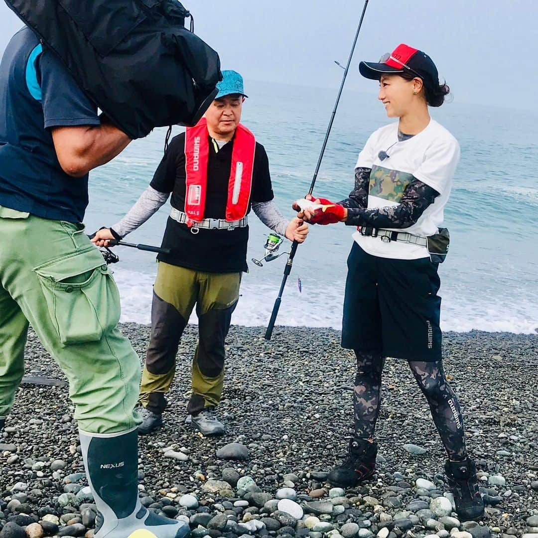 福島和可菜さんのインスタグラム写真 - (福島和可菜Instagram)「昨日放送の、🐟BS TBS  釣り百景🐟  観て下さった皆様、ありがとうございました😍 ソルトルアーゲームのスペシャリスト 新保明弘さん  と、 静岡県  沼津市でのライトソルトゲーム‪🎣‬ 自転車で移動しながら、パックロッドでの釣り‼️カバン1つに全て入ってしまうタックル‼️ 大好きな自転車での移動…🚴 また新たな釣りの世界を知ってしまいました㊗️ 高校生の頃、部活が休みの日に、学校終わってから自転車で釣りに行ってた時を思い出したなぁ✨（笑） 釣果もバッチリだったし、最高に楽しい釣りでした☀️☀️☀️ ありがとうございました🌷  もし、観られなかった方がいらっしゃいましたら、またネットでも観れる様になると思いますので、お楽しみに🥰  また季節や場所が変わると魚種やサイズも変わって行く様なので、たくさんの可能性を秘めた釣りですよね✨  ぁあー釣り行きたいなぁ🐟❤（笑）  #パックロッド #ロッド #フリーゲーム #凄い #シイラ #ワカシ #魚 #リール #new #ストラディック #自転車 #bike #旅 #love #fishing #静岡県 #沼津市 #ライトソルトゲーム #BS #TBS #釣り百景 #釣り #最高 #shimano #シマノ #ありがとう #🐟 #‪🎣‬ #🚴 #❤ #🤤」7月26日 16時02分 - fukushimawakana