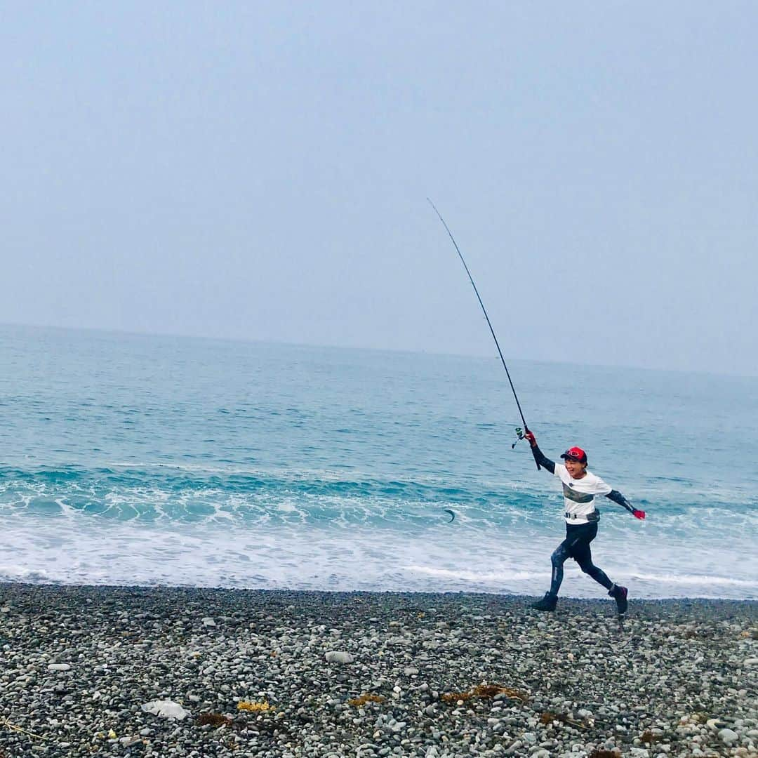 福島和可菜さんのインスタグラム写真 - (福島和可菜Instagram)「昨日放送の、🐟BS TBS  釣り百景🐟  観て下さった皆様、ありがとうございました😍 ソルトルアーゲームのスペシャリスト 新保明弘さん  と、 静岡県  沼津市でのライトソルトゲーム‪🎣‬ 自転車で移動しながら、パックロッドでの釣り‼️カバン1つに全て入ってしまうタックル‼️ 大好きな自転車での移動…🚴 また新たな釣りの世界を知ってしまいました㊗️ 高校生の頃、部活が休みの日に、学校終わってから自転車で釣りに行ってた時を思い出したなぁ✨（笑） 釣果もバッチリだったし、最高に楽しい釣りでした☀️☀️☀️ ありがとうございました🌷  もし、観られなかった方がいらっしゃいましたら、またネットでも観れる様になると思いますので、お楽しみに🥰  また季節や場所が変わると魚種やサイズも変わって行く様なので、たくさんの可能性を秘めた釣りですよね✨  ぁあー釣り行きたいなぁ🐟❤（笑）  #パックロッド #ロッド #フリーゲーム #凄い #シイラ #ワカシ #魚 #リール #new #ストラディック #自転車 #bike #旅 #love #fishing #静岡県 #沼津市 #ライトソルトゲーム #BS #TBS #釣り百景 #釣り #最高 #shimano #シマノ #ありがとう #🐟 #‪🎣‬ #🚴 #❤ #🤤」7月26日 16時02分 - fukushimawakana