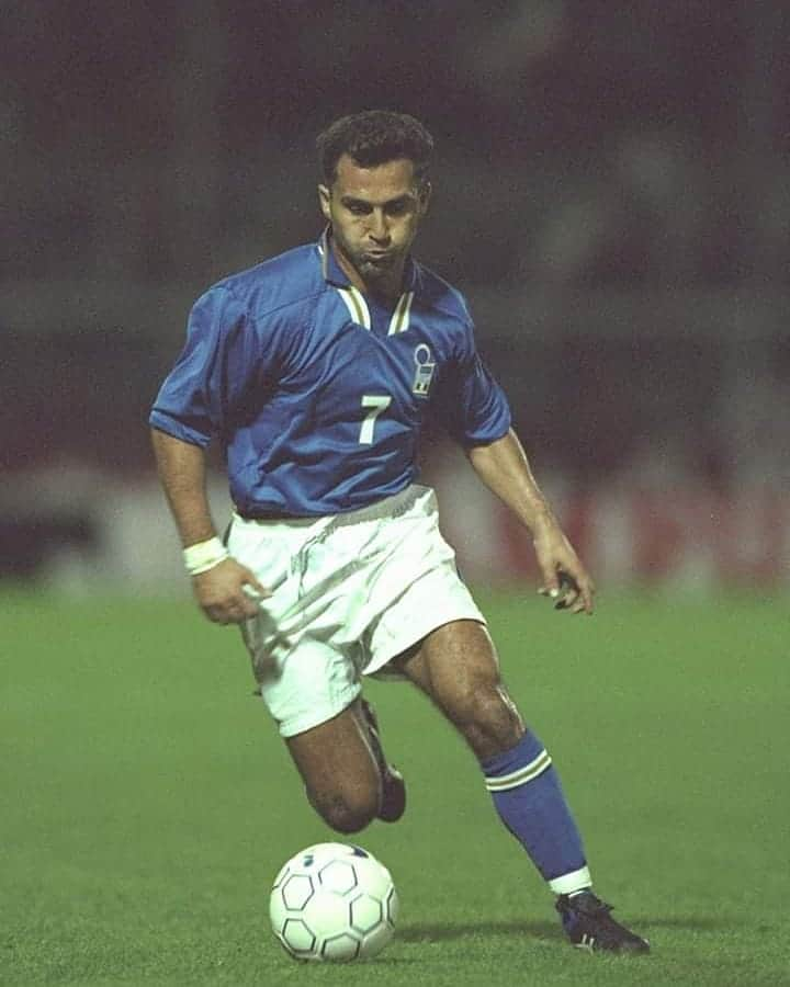 サッカーイタリア代表さんのインスタグラム写真 - (サッカーイタリア代表Instagram)「🎂 Buon compleanno ad Angelo #DiLivio per i suoi 5⃣3⃣ anni❗️ . 🇮🇹 40 presenze in #Nazionale . 🗓 #Roma, #26luglio 1966 . . #Azzurri #VivoAzzurro #Italia」7月26日 16時04分 - azzurri