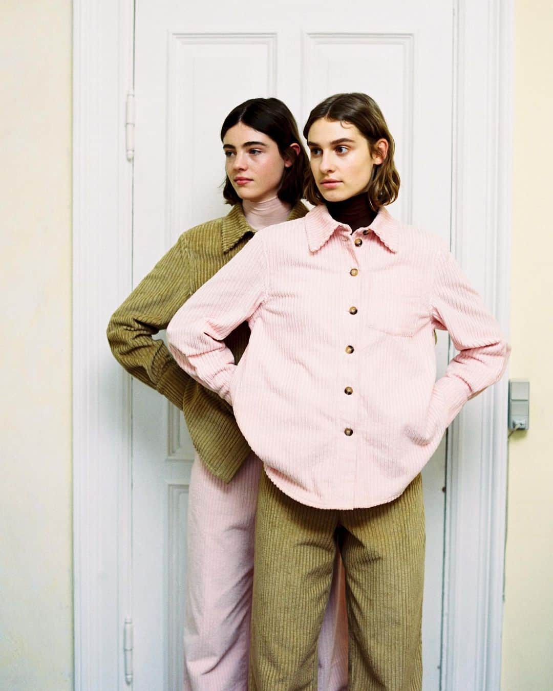 のインスタグラム：「Sarah and Karla in the Min shirt and Norissa trousers in peach and camel retro corduroy from our new collection . Head to our link in bio to shop now . It Takes a FAMILY #AW19 #BaumundPferdgarten」